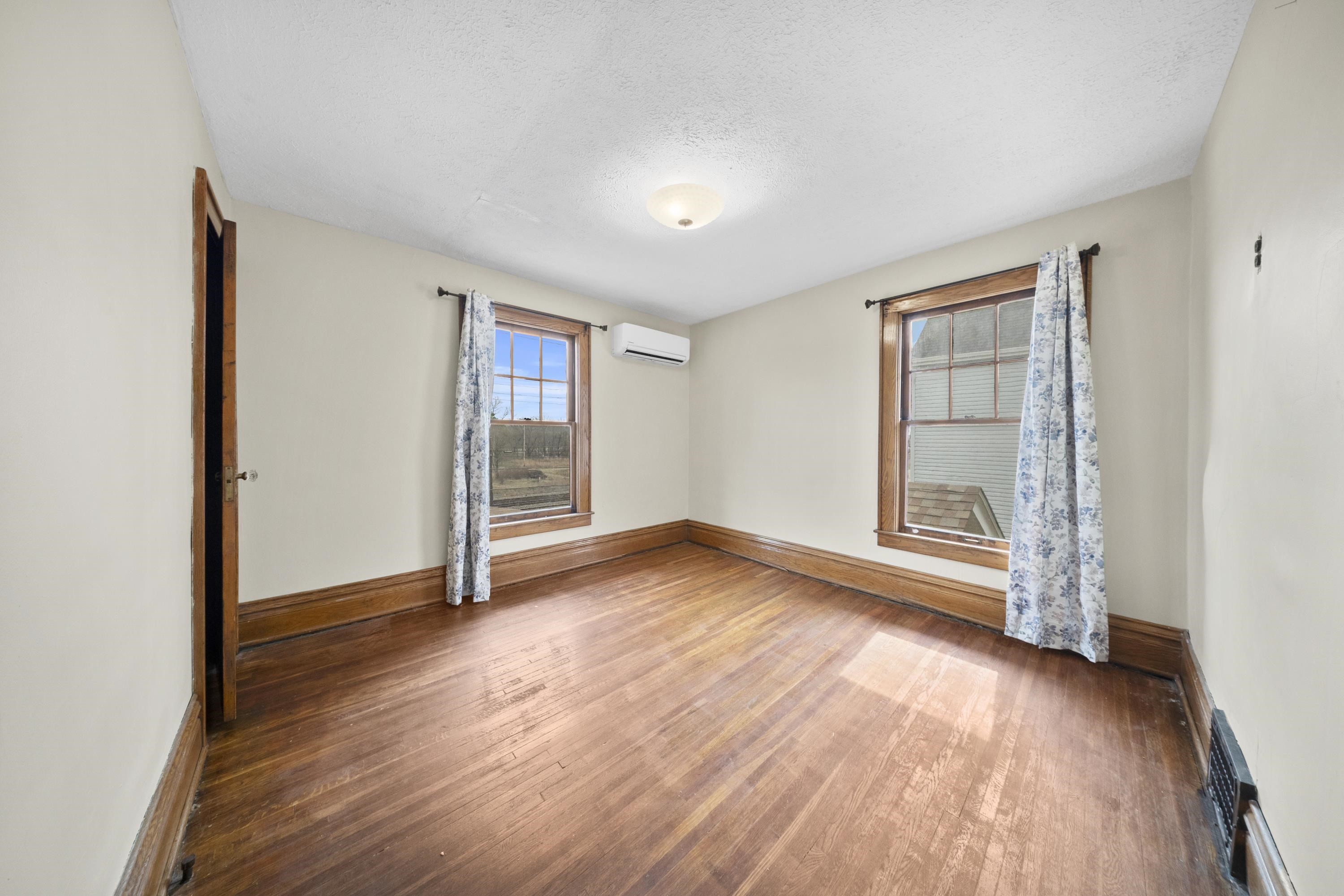 https://zimg.paragon.ice.com/ParagonImages/Property/PH/AABRKY/60272/10/0/0/da97de592fc104d1f23e94ec0b95ec0c/0/e73eb693650f15509d48eea6641efb62/60272-e97304f0-adb6-421b-aad7-31b01eefb8f1.JPG