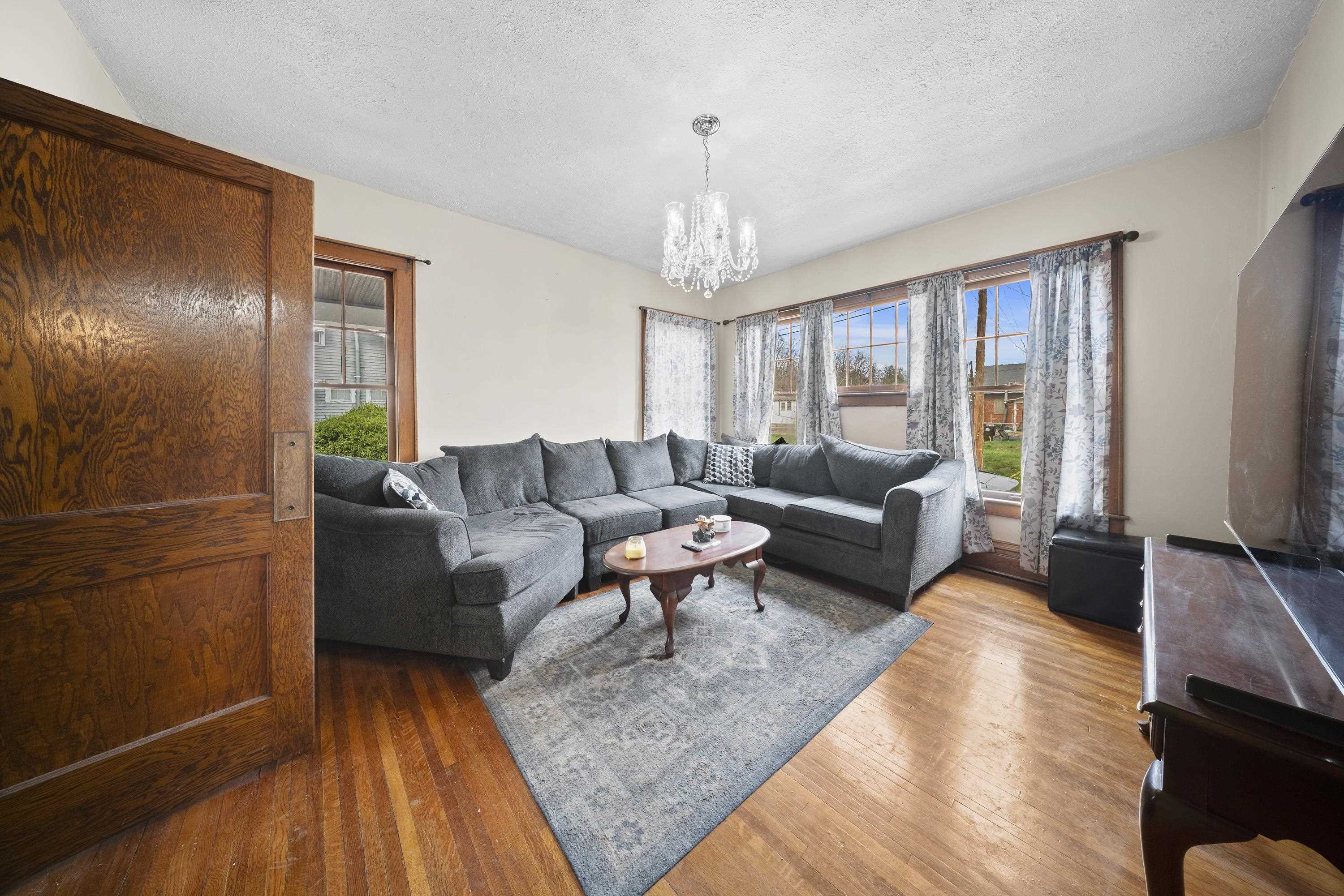 https://zimg.paragon.ice.com/ParagonImages/Property/PH/AABRKY/60272/6/0/0/2e9ca5fc9f5b10e68d5c2deeed9c1c22/0/e73eb693650f15509d48eea6641efb62/60272-f3bff059-de0c-4157-8991-e9ae938fe995.JPG