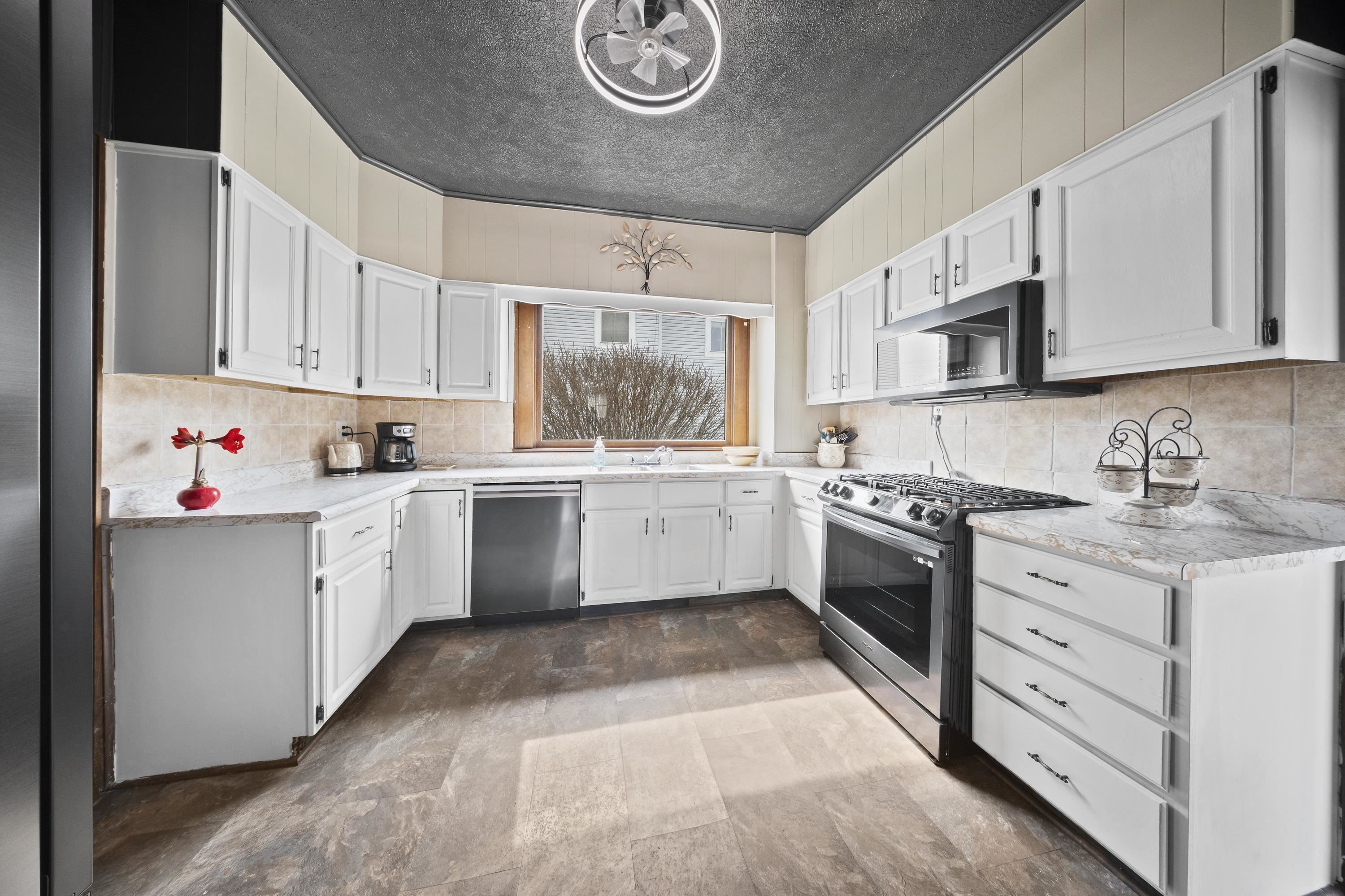 https://zimg.paragon.ice.com/ParagonImages/Property/PH/AABRKY/60272/7/0/0/c2eef2c930e33ea08145e2419a95ce4f/0/e73eb693650f15509d48eea6641efb62/60272-9519e066-5d0a-404a-910a-0a3a55e7b2a5.JPG