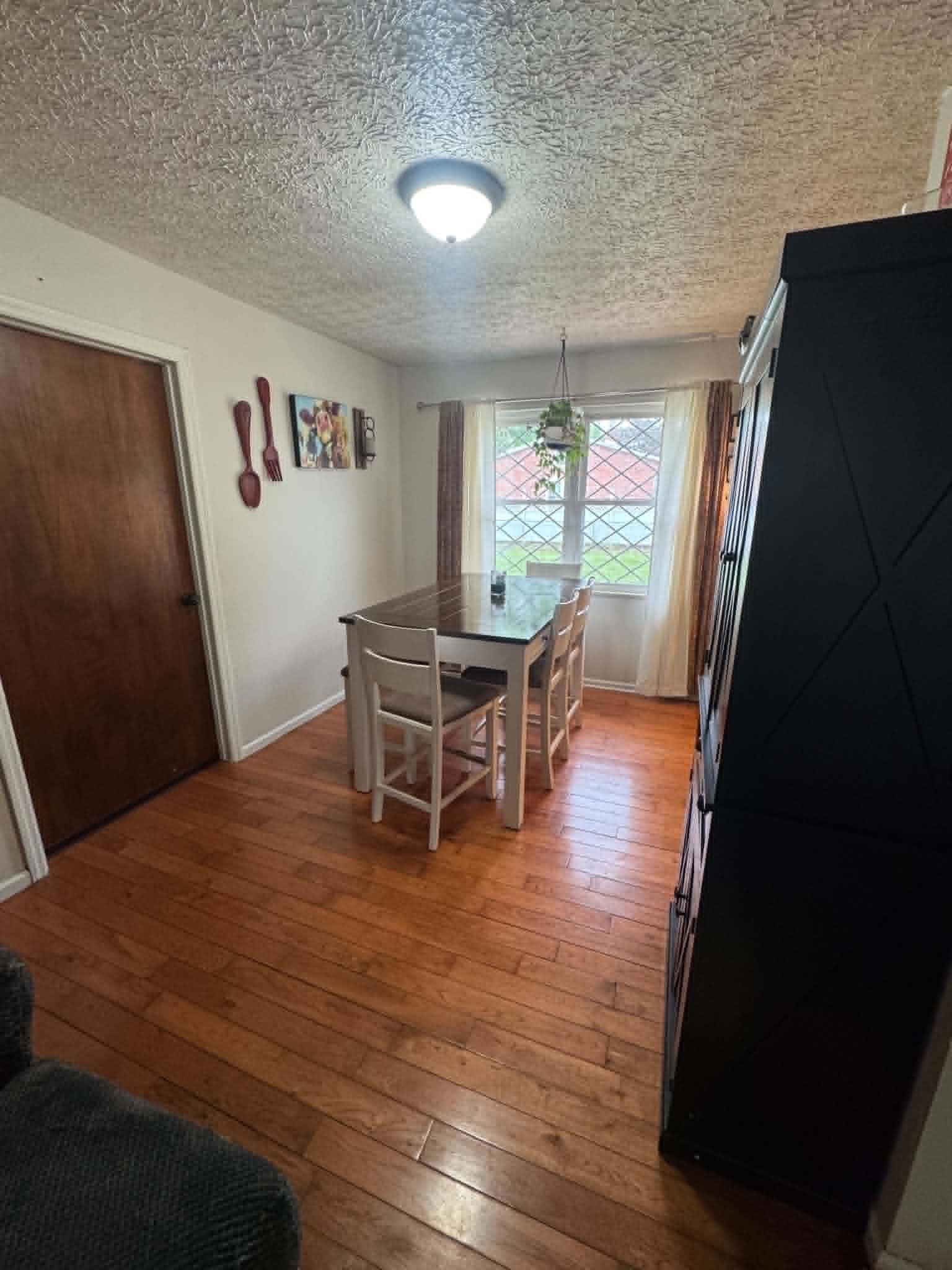 https://zimg.paragon.ice.com/ParagonImages/Property/PH/AABRKY/60276/11/0/0/ee6355f97b990ca2d898f39fd3f4eebd/0/d46abcf85df3184169cd4758e8150d88/60276-9c752d73-4db0-49a7-b469-2f585fe95441.JPG