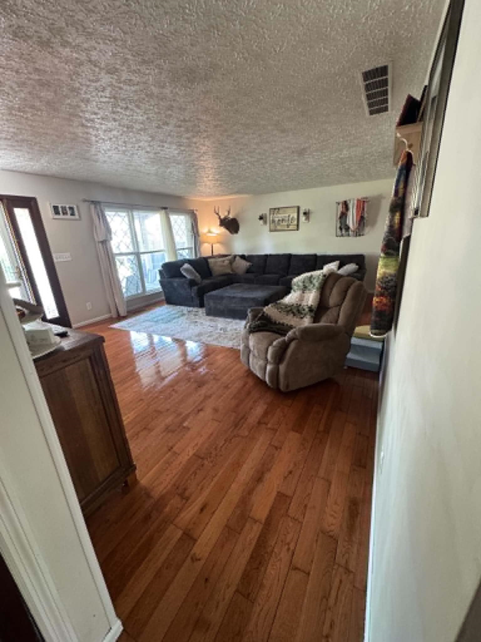 https://zimg.paragon.ice.com/ParagonImages/Property/PH/AABRKY/60276/9/0/0/5ce3b3887e66b7b4169bcce073d3f3e4/0/d46abcf85df3184169cd4758e8150d88/60276-2b08a7ff-bc6f-4862-91a0-924c287996cc.JPG