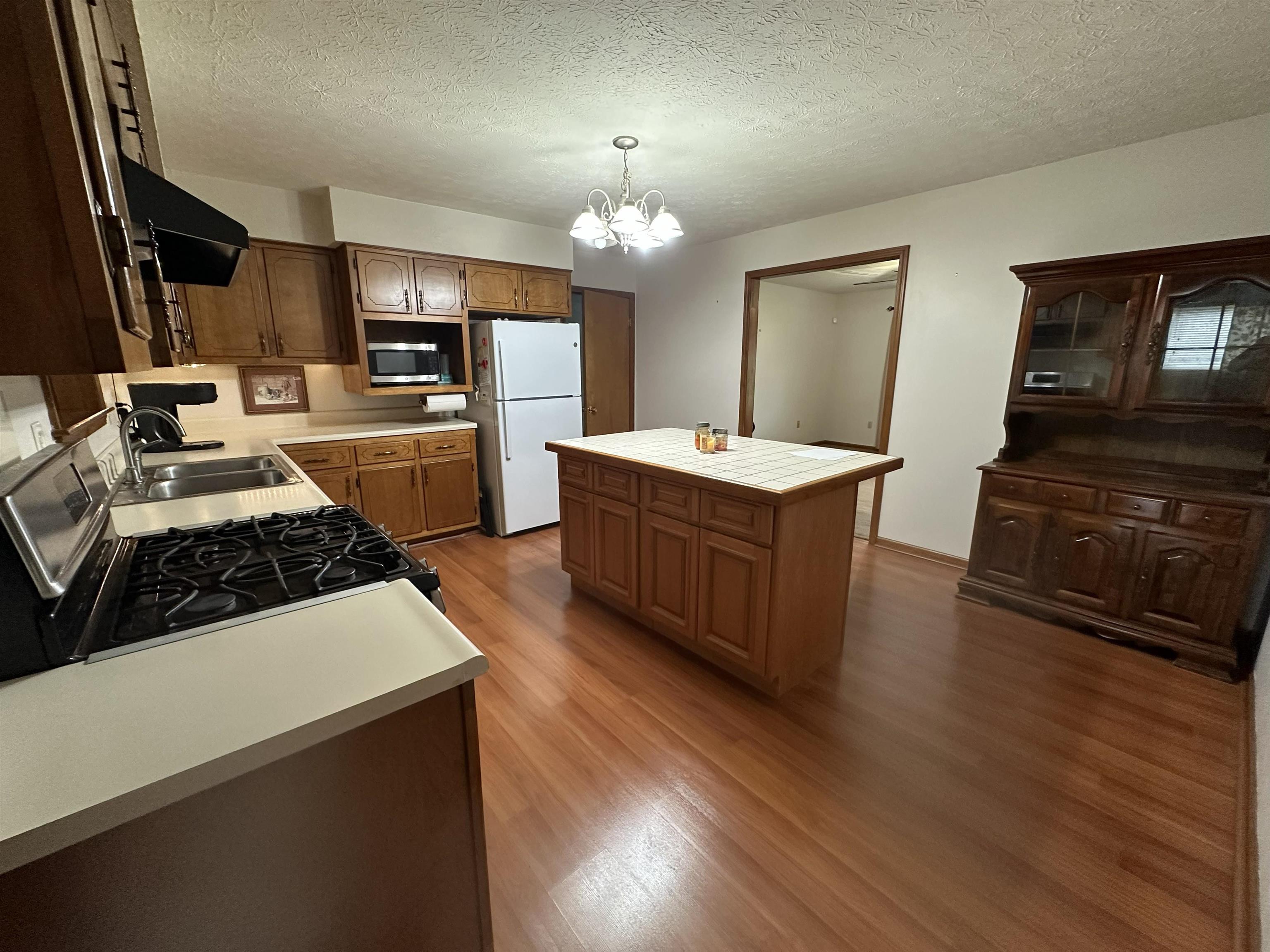 https://zimg.paragon.ice.com/ParagonImages/Property/PH/AABRKY/60280/12/0/0/c06e47c997e5d0dde44aa2e6879a6e8d/0/be382f6357a3874a58c72448aa434bfe/60280-980258d6-7ded-4536-8416-1b03ef2fb0dc.JPG
