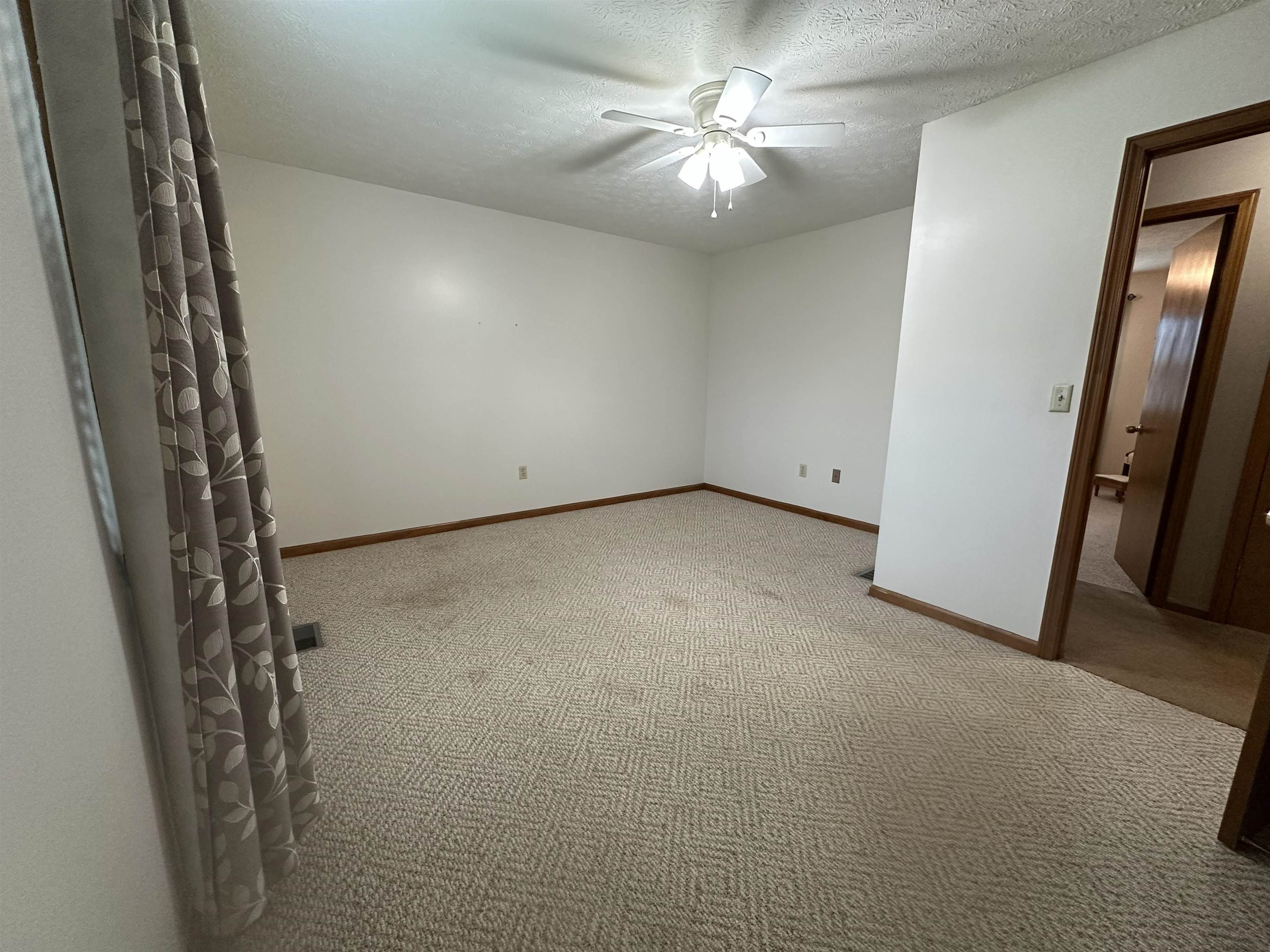 https://zimg.paragon.ice.com/ParagonImages/Property/PH/AABRKY/60280/7/0/0/d419ed424ecf6fe6be9354ab0aff4570/0/be382f6357a3874a58c72448aa434bfe/60280-445d507e-15b5-48db-a0e5-3bac12eaa5ab.JPG