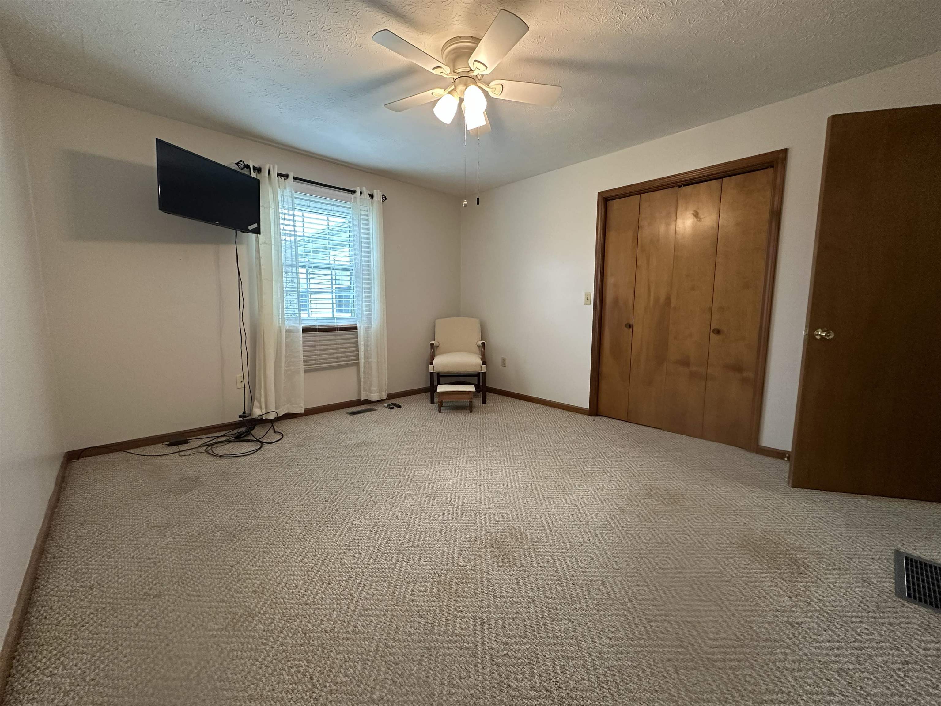 https://zimg.paragon.ice.com/ParagonImages/Property/PH/AABRKY/60280/8/0/0/a83477efc39fedf6d34c16c4fdbead49/0/be382f6357a3874a58c72448aa434bfe/60280-ad4b5024-3b3f-4f4d-b1a4-146a7f99c1e7.JPG