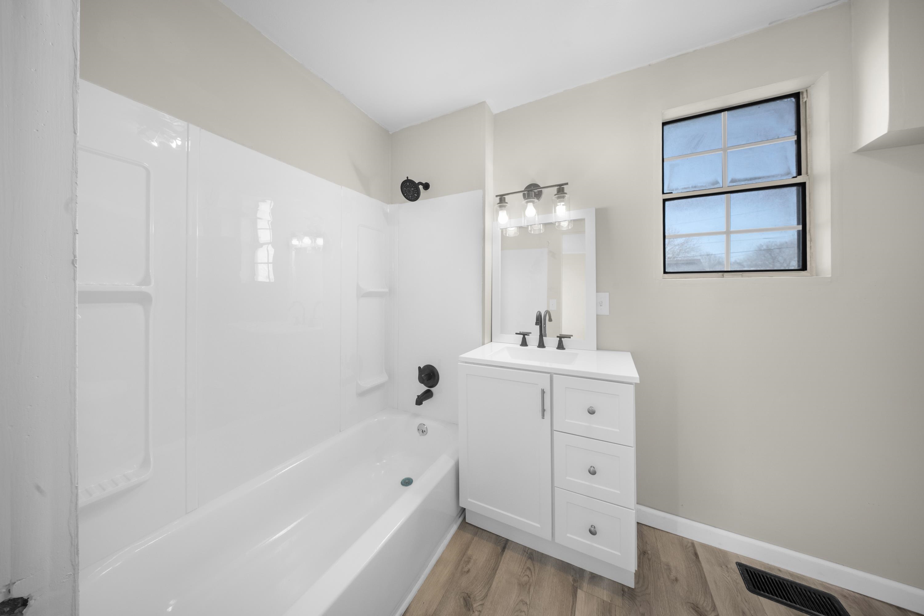 https://zimg.paragon.ice.com/ParagonImages/Property/PH/AABRKY/60281/11/0/0/ca6aa30d62622c7dcb12851e67a5f71e/0/e764abdd54e90a8b62a632df213d543c/60281-5a9a8e72-e22a-4133-8235-79b7e06d7844.JPG