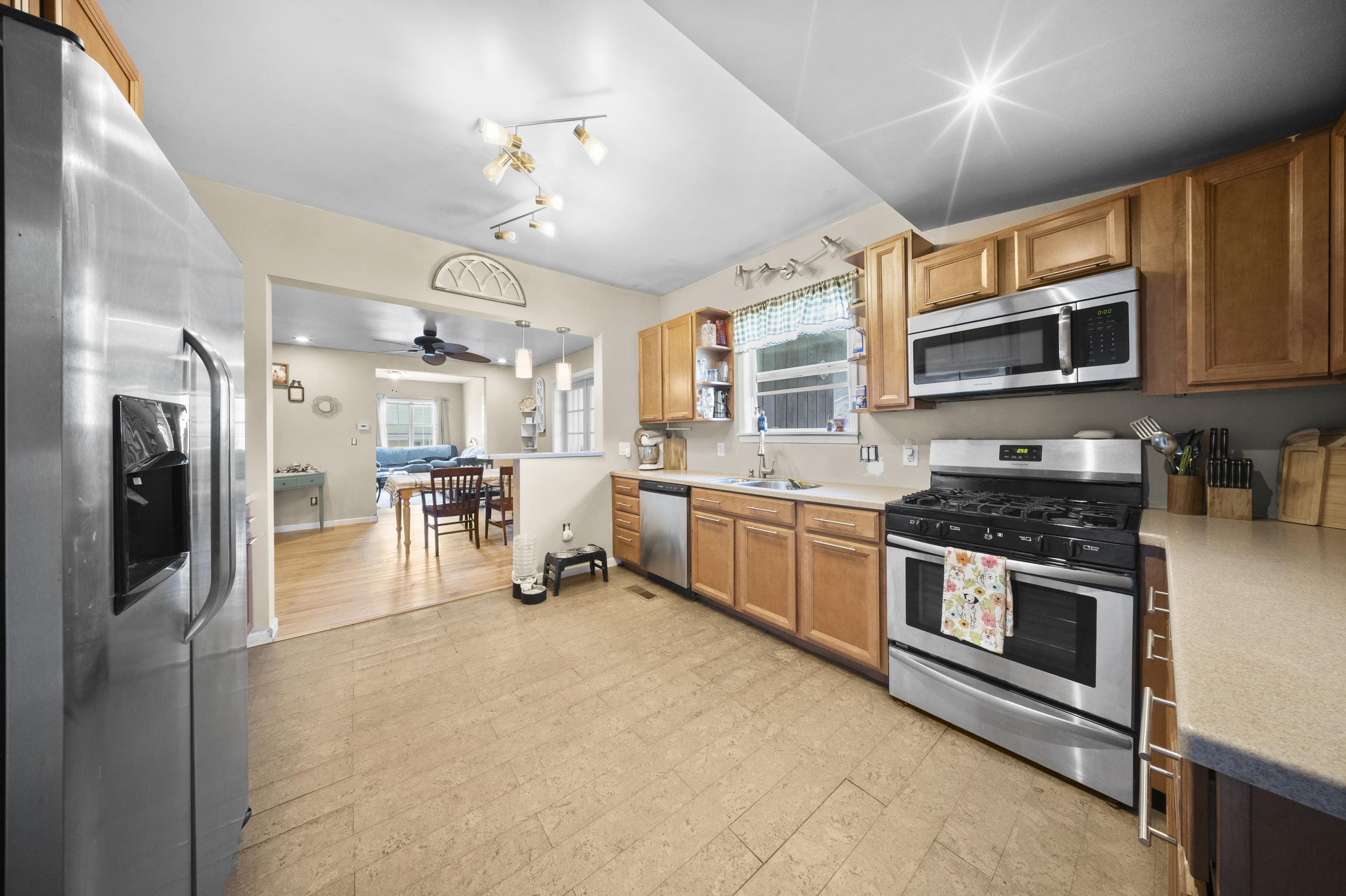 https://zimg.paragon.ice.com/ParagonImages/Property/PH/AABRKY/60282/10/0/0/844eb0fe4510d6b8fd22f701434a5433/0/c8b757a678ef0006d7b82f27bfa69146/60282-9c3e7093-56d3-4bb7-8e65-c61145db1977.JPG