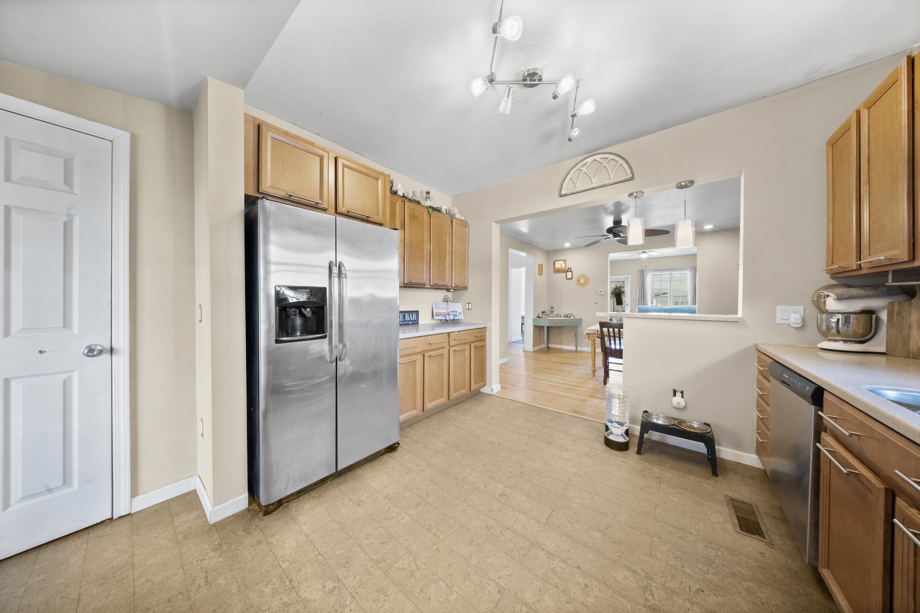 https://zimg.paragon.ice.com/ParagonImages/Property/PH/AABRKY/60282/11/0/0/f99ed8c4212475cadb5c55166c1041fc/0/c8b757a678ef0006d7b82f27bfa69146/60282-5eb00496-652e-4f45-9e75-fbd28cf43d44.JPG