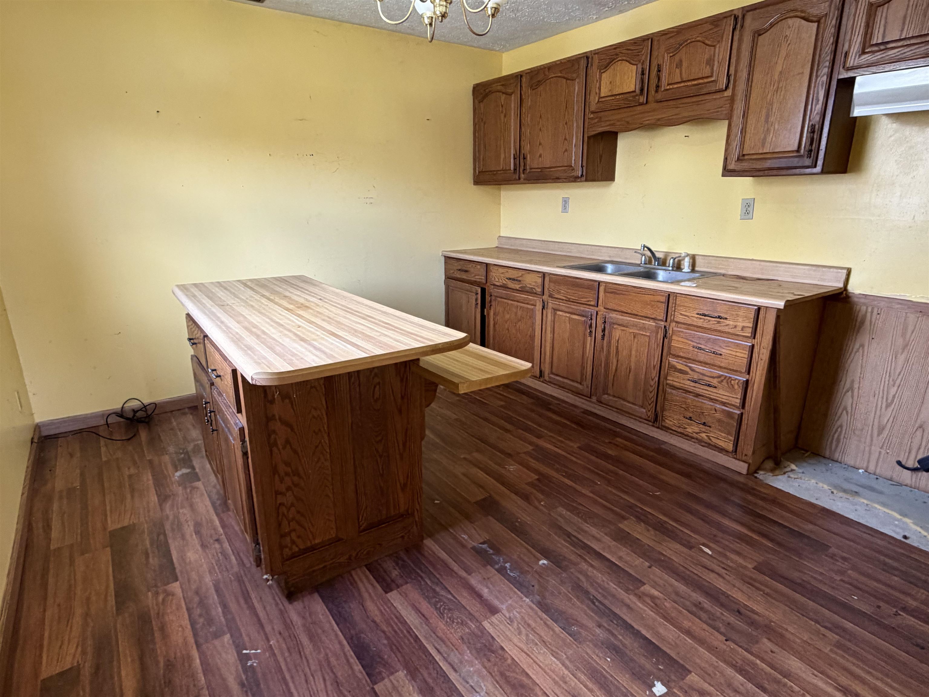 https://zimg.paragon.ice.com/ParagonImages/Property/PH/AABRKY/60303/13/0/0/f7aa0f23061ea41449368fa005812b30/0/bd0b345fb02e904a9ec61fd7432ae95f/60303-a5addc71-392b-4864-a606-6211a34439fc.JPG