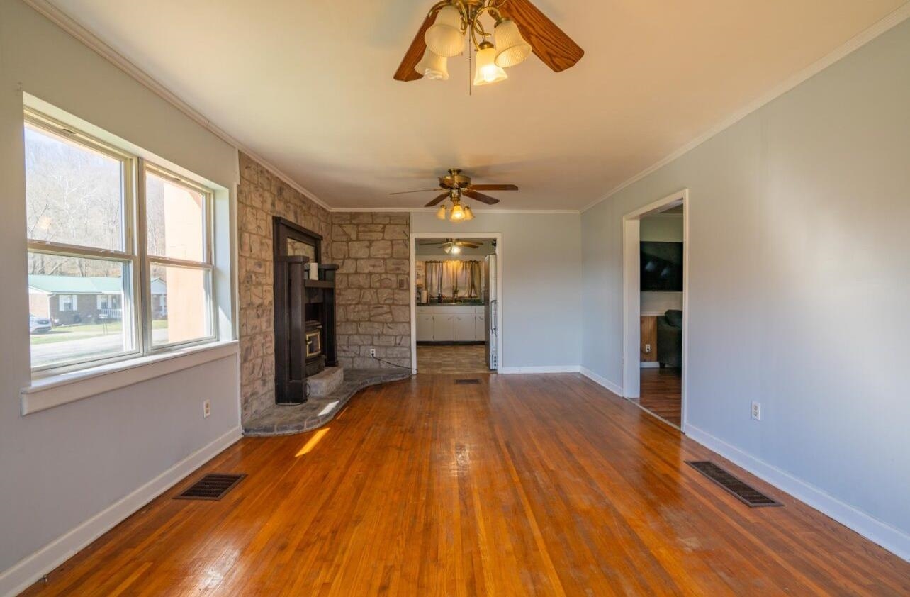 https://zimg.paragon.ice.com/ParagonImages/Property/PH/AABRKY/60305/6/0/0/7601a0cd7e82a751f526ff503aeddd43/0/0a30d3e10a446da8dc27b8f1069903be/60305-d3f113ba-eb9a-4098-a5f4-c3a4f0b109c9.JPG