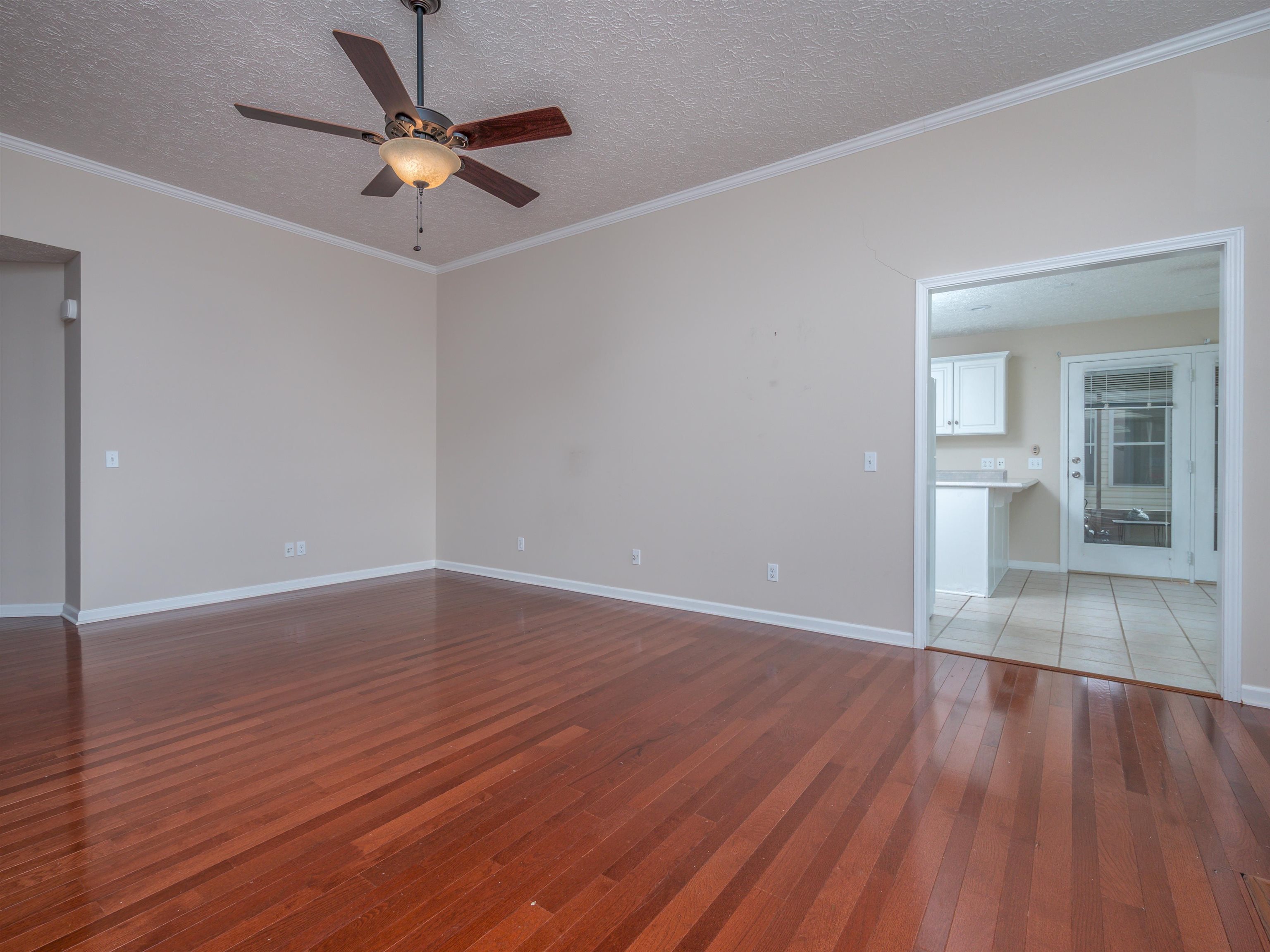 https://zimg.paragon.ice.com/ParagonImages/Property/PH/AABRKY/60308/11/0/0/3926a99153750ff51ce16b22383ad830/0/8e7fcb4561f80a18ada97bc2da692ae8/60308-ccb8e228-4ab8-4e14-91e8-1f8df46d3c80.JPG