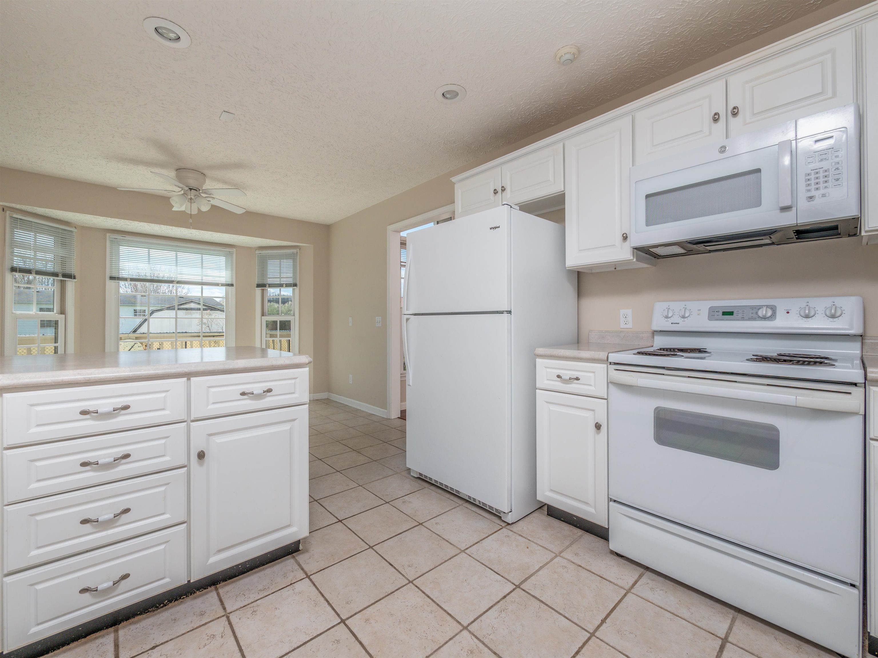 https://zimg.paragon.ice.com/ParagonImages/Property/PH/AABRKY/60308/13/0/0/c9728d9c0acb1c72fd81a06a11d6dba3/0/8e7fcb4561f80a18ada97bc2da692ae8/60308-86c11449-1d75-4f6d-af0b-48b29fc25b83.JPG