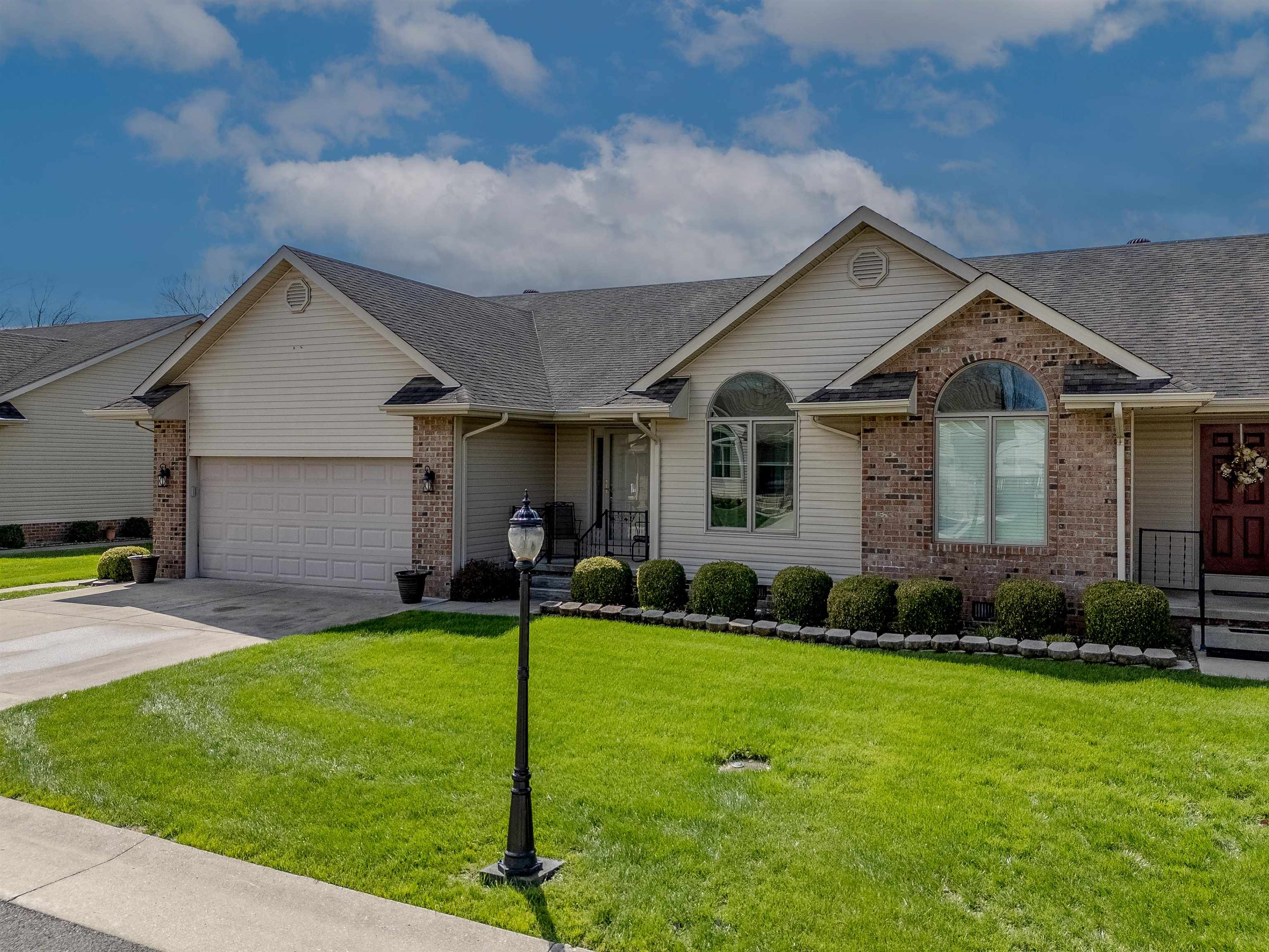 https://zimg.paragon.ice.com/ParagonImages/Property/PH/AABRKY/60308/2/0/0/68b49b5c397e2f6e3e37e2e2dad4268f/0/8e7fcb4561f80a18ada97bc2da692ae8/60308-6a20cffe-0cbd-4f02-991f-39eed0b411e1.JPG