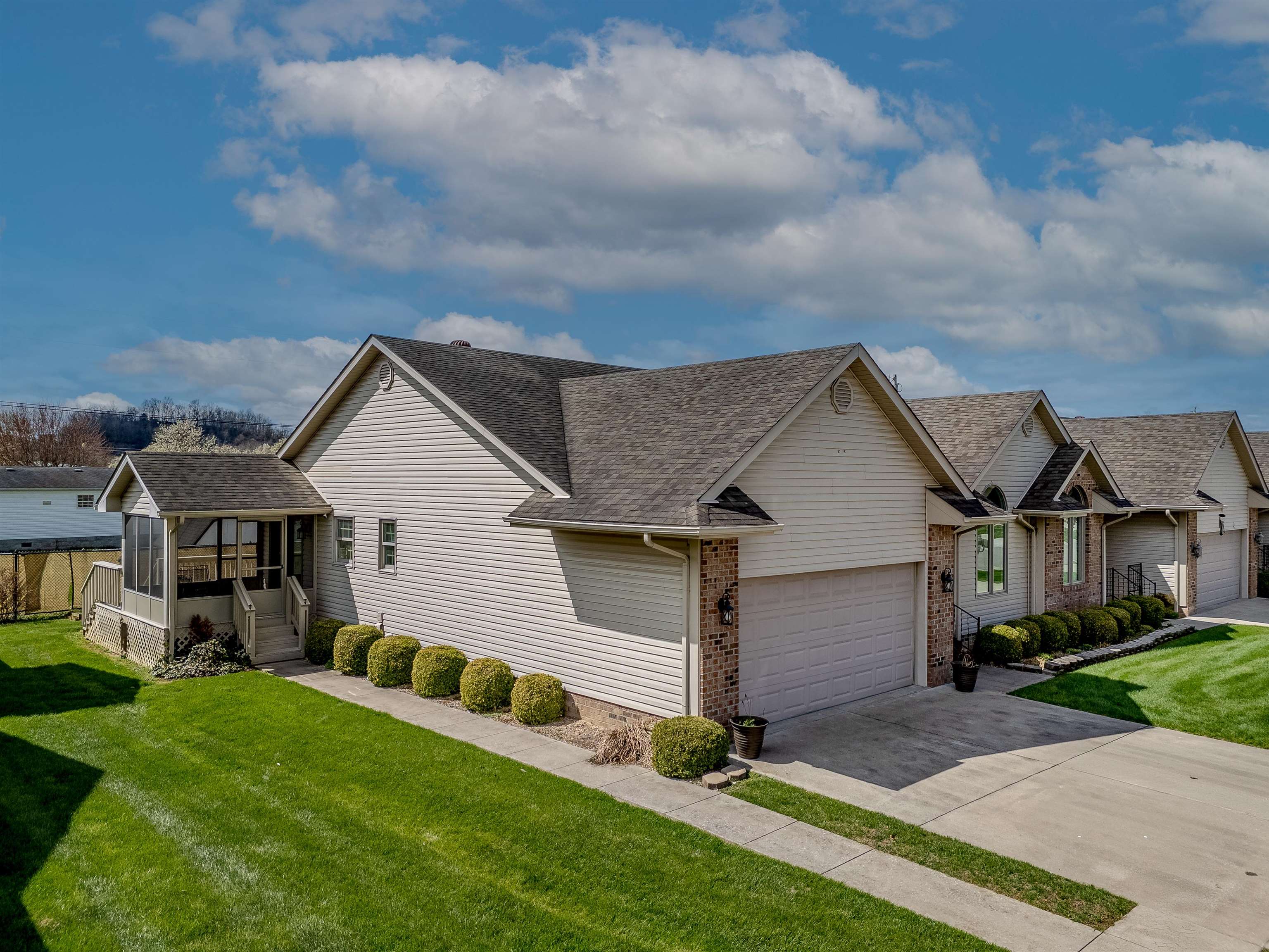 https://zimg.paragon.ice.com/ParagonImages/Property/PH/AABRKY/60308/4/0/0/a4aadce2db6163bd1351a4d875646c6f/0/8e7fcb4561f80a18ada97bc2da692ae8/60308-5eddc562-5f10-4b19-abb2-a1478556d047.JPG