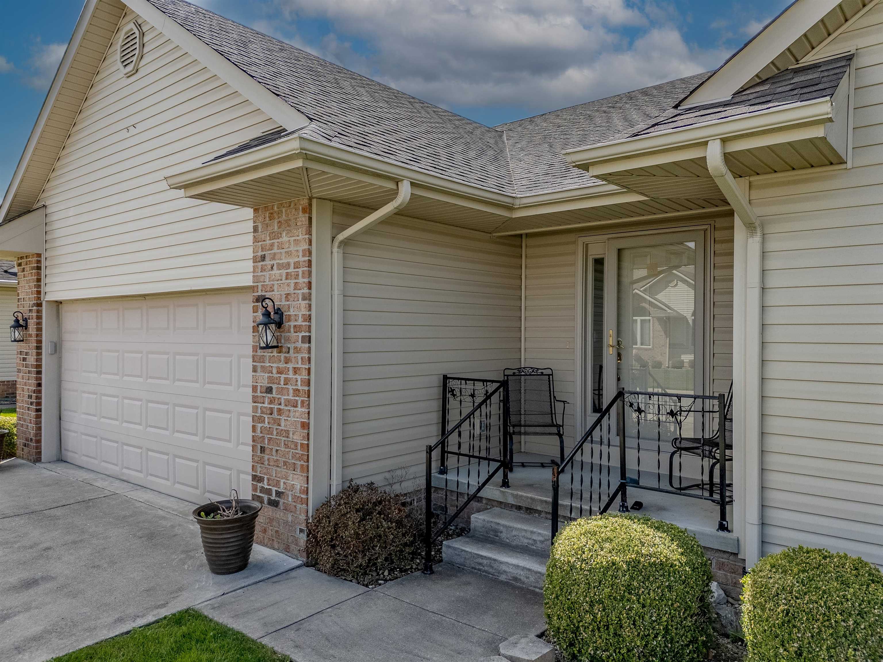 https://zimg.paragon.ice.com/ParagonImages/Property/PH/AABRKY/60308/6/0/0/32d01b4719d8d4daf3fceeb647e63320/0/8e7fcb4561f80a18ada97bc2da692ae8/60308-7aa42a93-e032-495d-9215-c5610b4f77b8.JPG