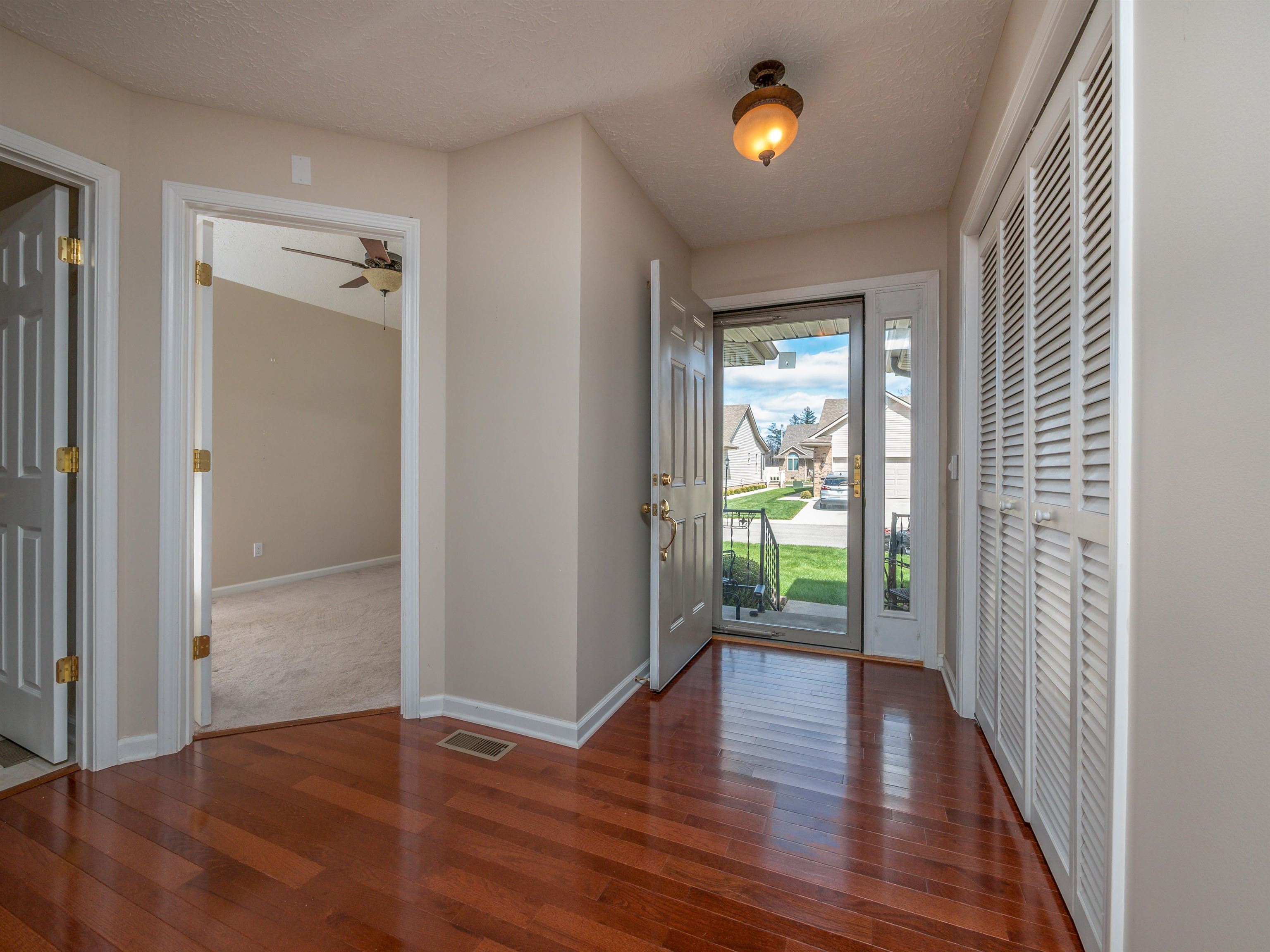 https://zimg.paragon.ice.com/ParagonImages/Property/PH/AABRKY/60308/7/0/0/19b91a11f40bd8c4ae18e9853a8262c5/0/8e7fcb4561f80a18ada97bc2da692ae8/60308-8b6bc648-e549-4ac2-882c-f1315bd7ebe3.JPG