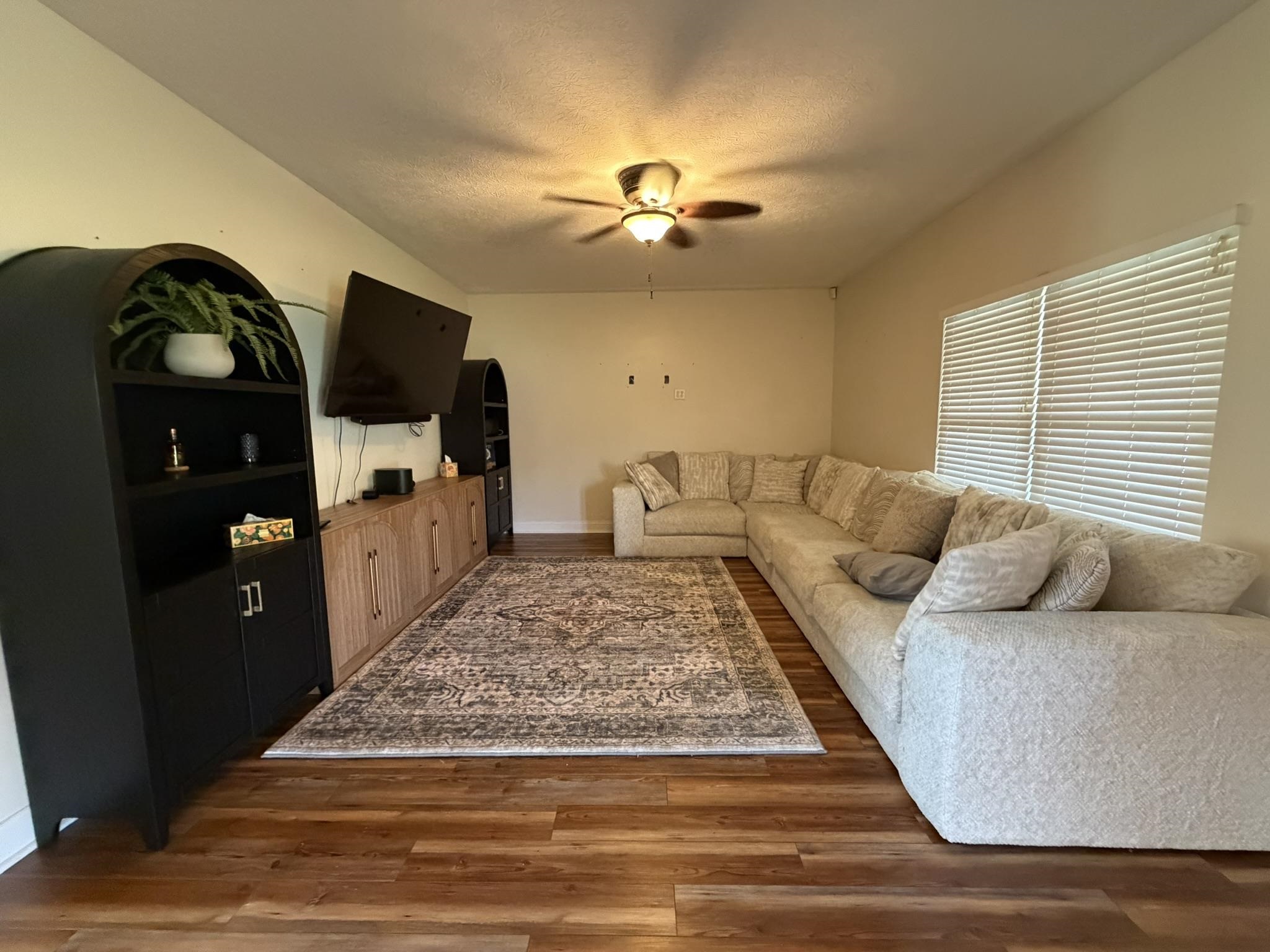 https://zimg.paragon.ice.com/ParagonImages/Property/PH/AABRKY/60342/11/0/0/48f5bb8621cf8ddb291c82f8703aaa2a/0/694826ea4eb88e108ff5ef4640934e8b/60342-2a5b9e76-9156-41a8-8490-f5159c476ea2.JPG