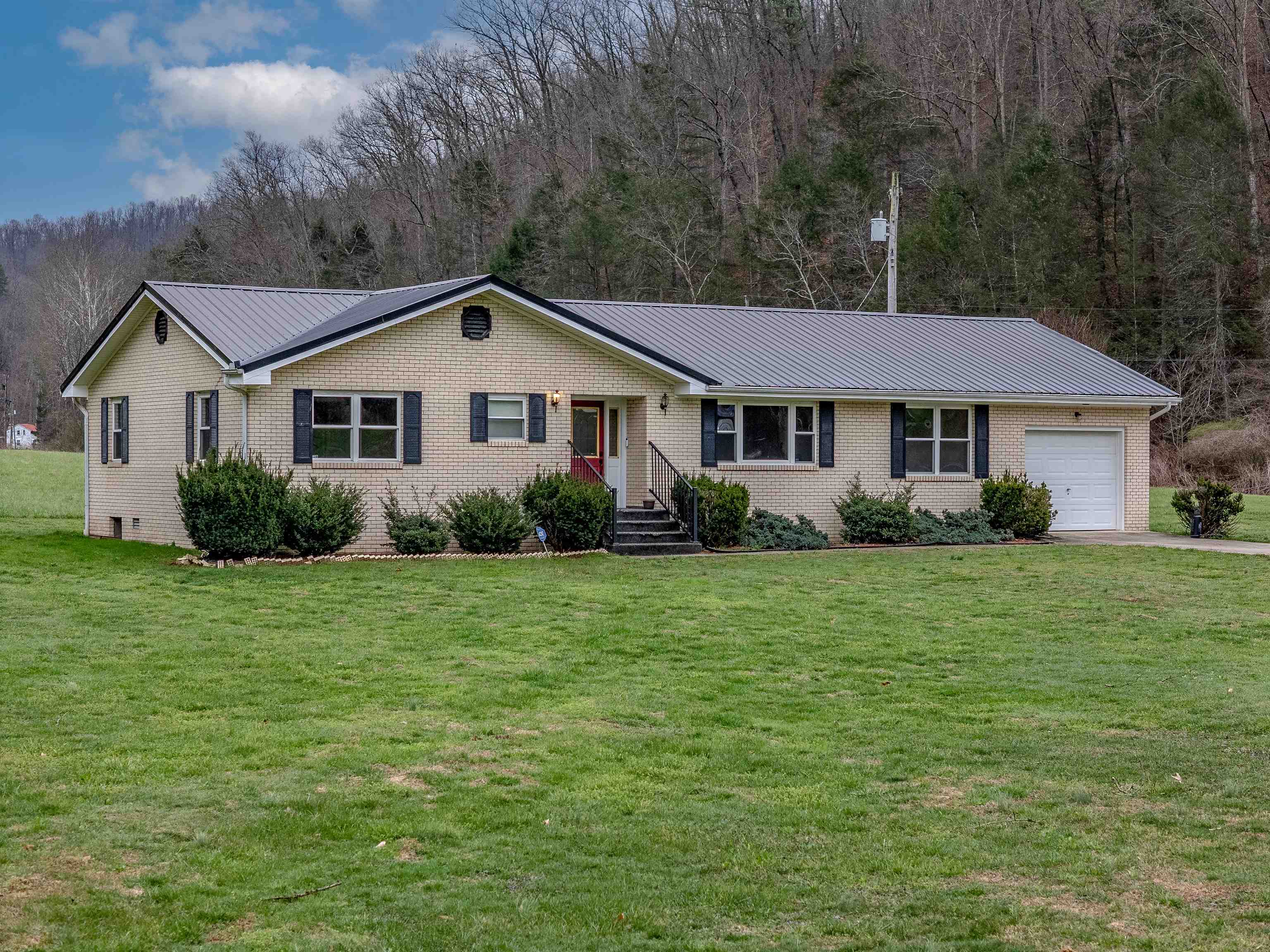 https://zimg.paragon.ice.com/ParagonImages/Property/PH/AABRKY/60350/3/0/0/be1c3dcdd2f8c9e906a54126339a644f/0/0273ff13690f004d813a16c1a82fdf2b/60350-381538db-4926-4a0f-bb7f-1a884dc84d00.JPG