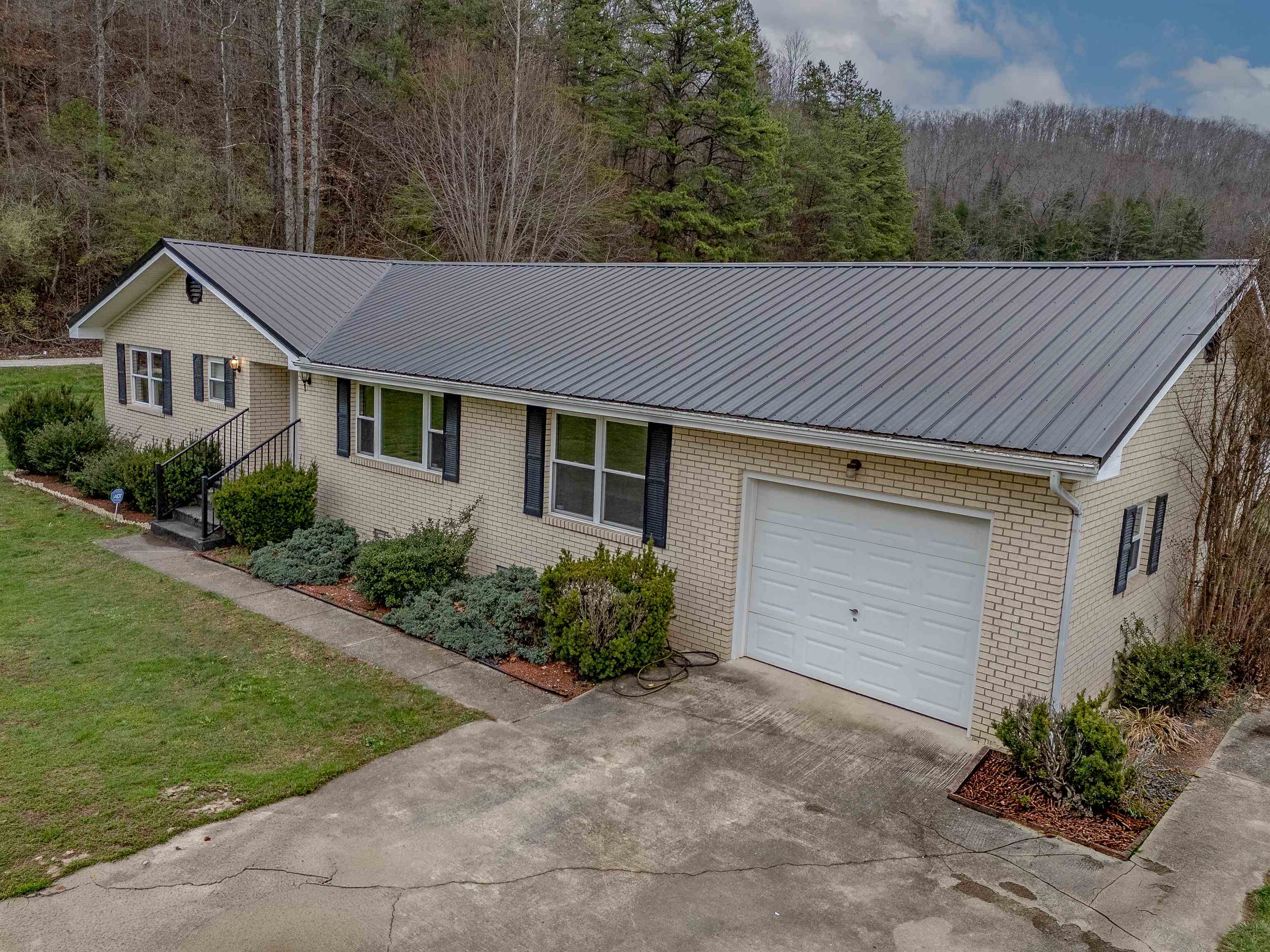 https://zimg.paragon.ice.com/ParagonImages/Property/PH/AABRKY/60350/6/0/0/e7e02995d0595ffa21ebb12f53842ab8/0/0273ff13690f004d813a16c1a82fdf2b/60350-8c917c7a-107c-4272-a866-cce078fb0084.JPG