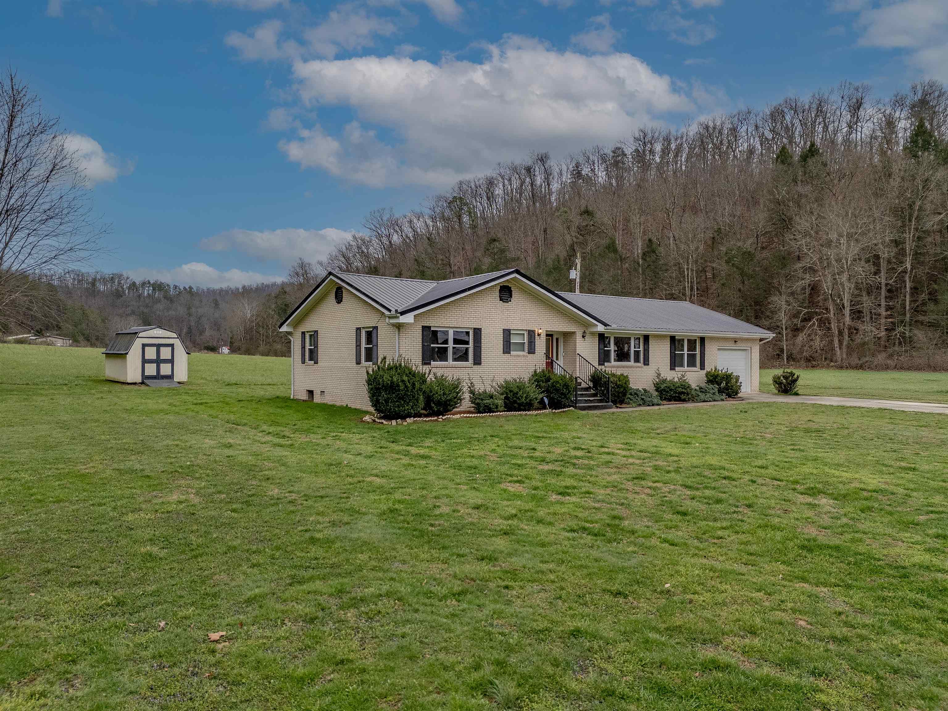 https://zimg.paragon.ice.com/ParagonImages/Property/PH/AABRKY/60350/7/0/0/21708ffb21b03de30e875d54e9e640d4/0/0273ff13690f004d813a16c1a82fdf2b/60350-89e507bf-7e78-410b-a019-bdfc64acb990.JPG