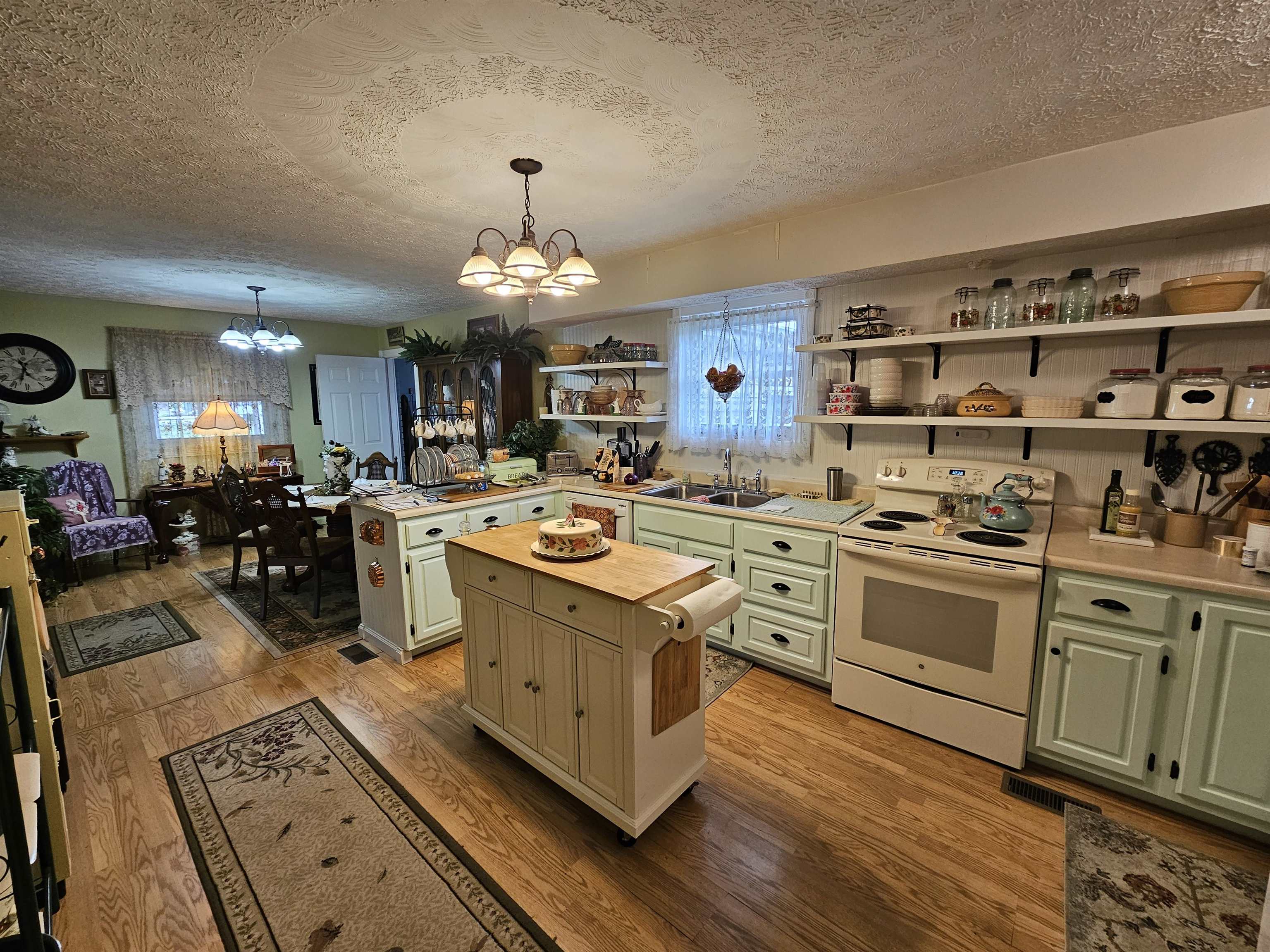 https://zimg.paragon.ice.com/ParagonImages/Property/PH/AABRKY/60358/4/0/0/8af47bf94bf0d5dff984b5e12670c04a/0/f3626d0dd21c2d1c748861c46a473a81/60358-20ec5e55-6ce7-4c9d-a12c-7b0bf066bc4a.JPG