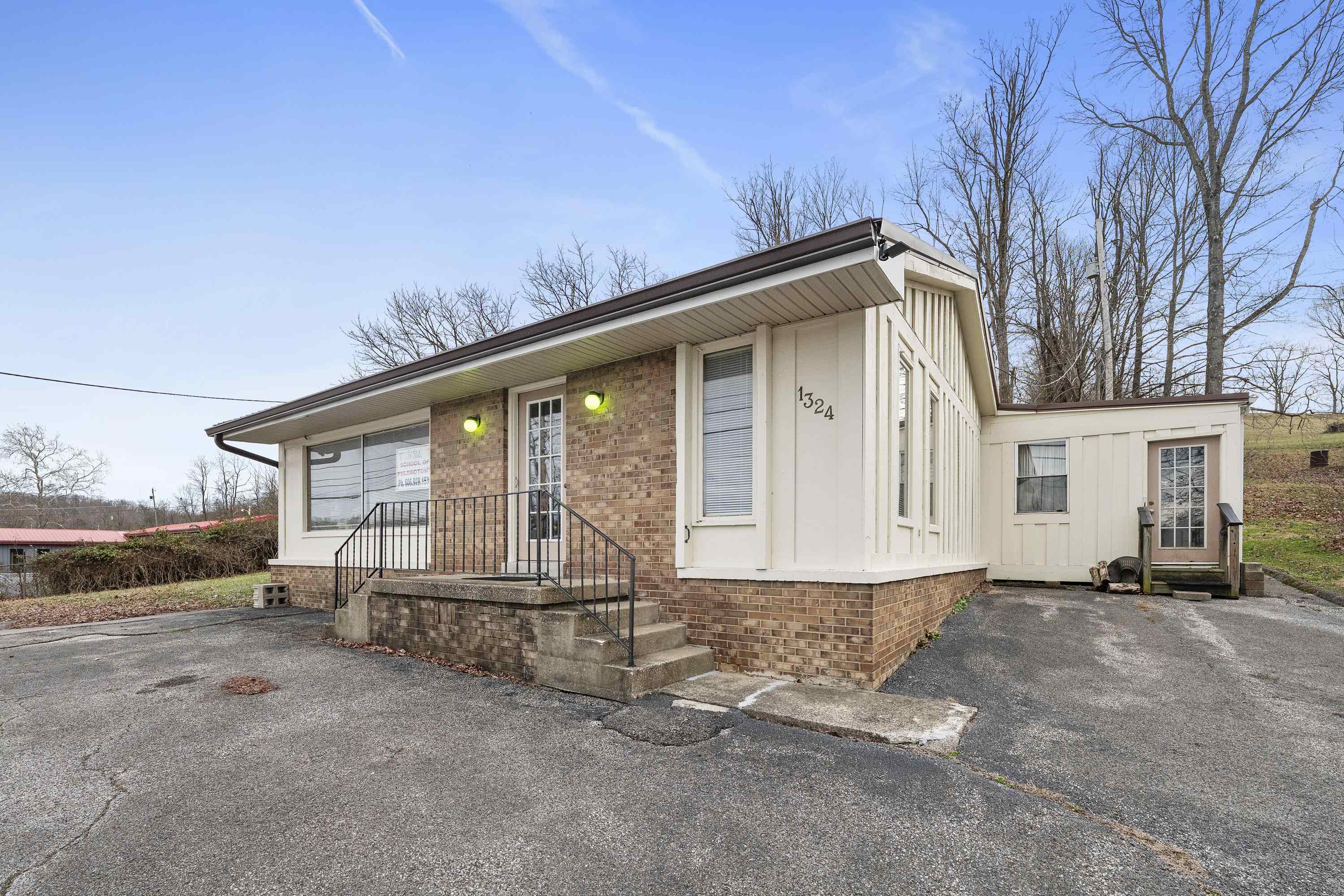 https://zimg.paragon.ice.com/ParagonImages/Property/PH/AABRKY/60372/1/0/0/77c9bbd02eccdd6a293842b553dd40e5/0/6b7aeb10e8761dcc5c66c1373e1cec1e/60372-8069dab6-714d-4f61-9aea-b7940452d50e.JPG