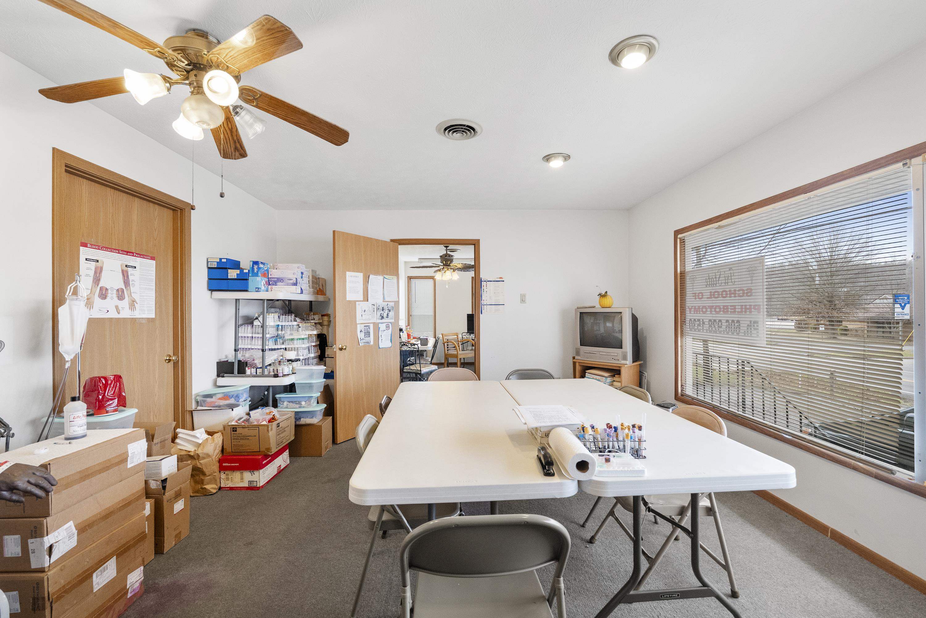 https://zimg.paragon.ice.com/ParagonImages/Property/PH/AABRKY/60372/10/0/0/aee4ba6384de966a301dd2ee99312542/0/6b7aeb10e8761dcc5c66c1373e1cec1e/60372-cee8ebc5-47c2-4f6d-8609-fdc5766beda9.JPG