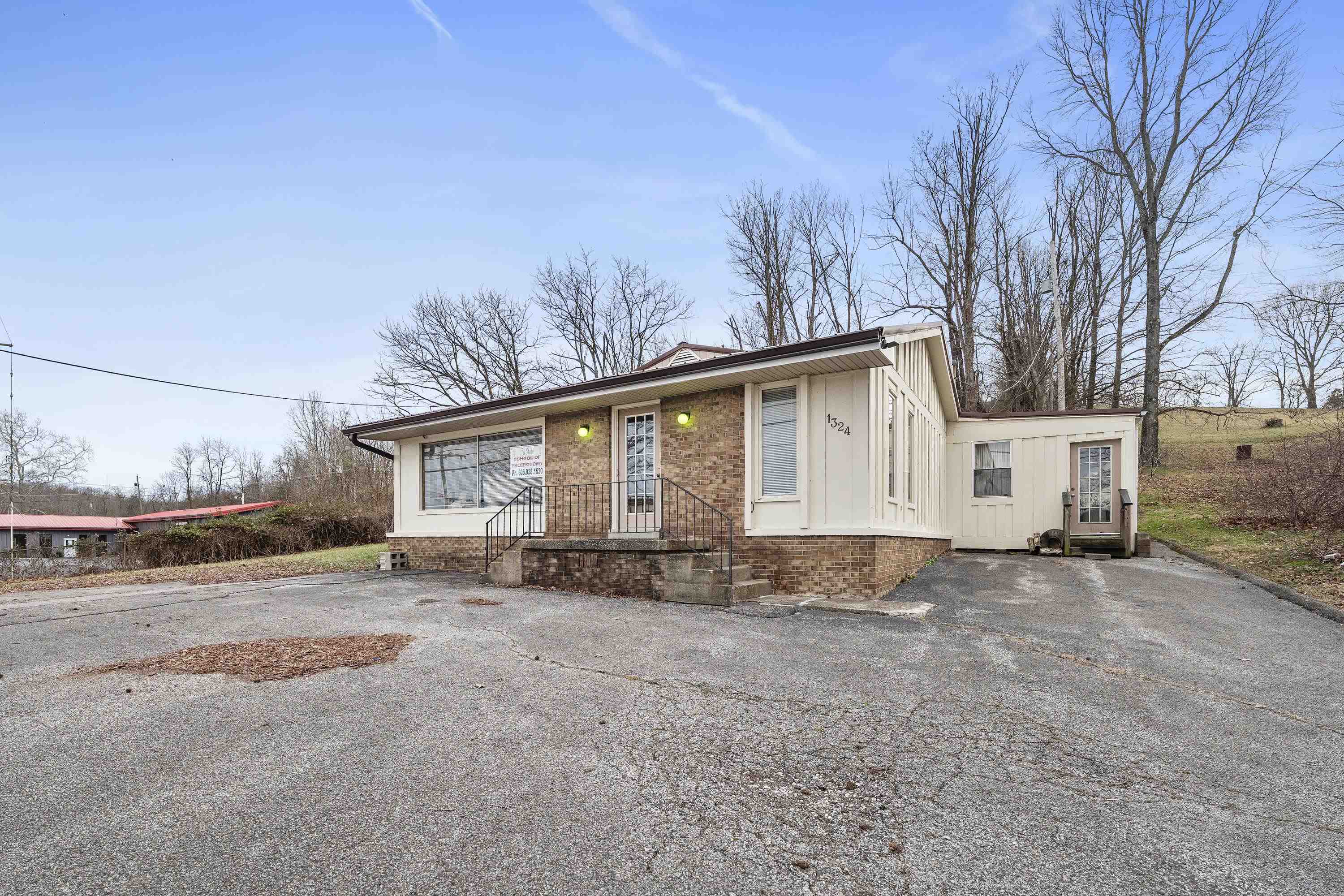 https://zimg.paragon.ice.com/ParagonImages/Property/PH/AABRKY/60372/2/0/0/28d8ee58892b6ea646cc9809cf26475c/0/6b7aeb10e8761dcc5c66c1373e1cec1e/60372-7b6d6acd-73a2-4e13-9eb2-b00d45e91ba8.JPG