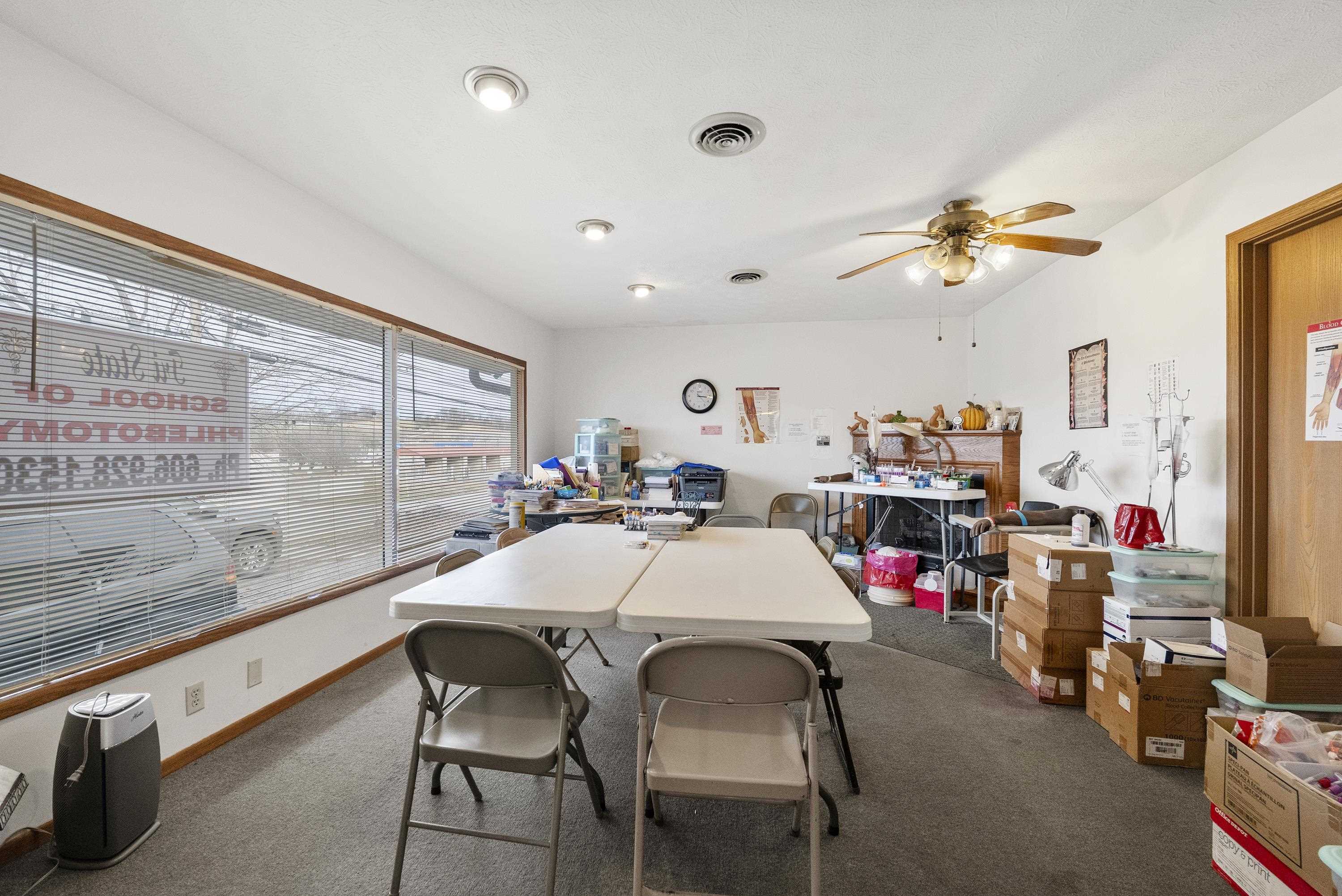 https://zimg.paragon.ice.com/ParagonImages/Property/PH/AABRKY/60372/8/0/0/298a6573ebed8bf55ceeb3f0b782a761/0/6b7aeb10e8761dcc5c66c1373e1cec1e/60372-1c42dee5-babf-4898-a1c1-d008acd826ce.JPG
