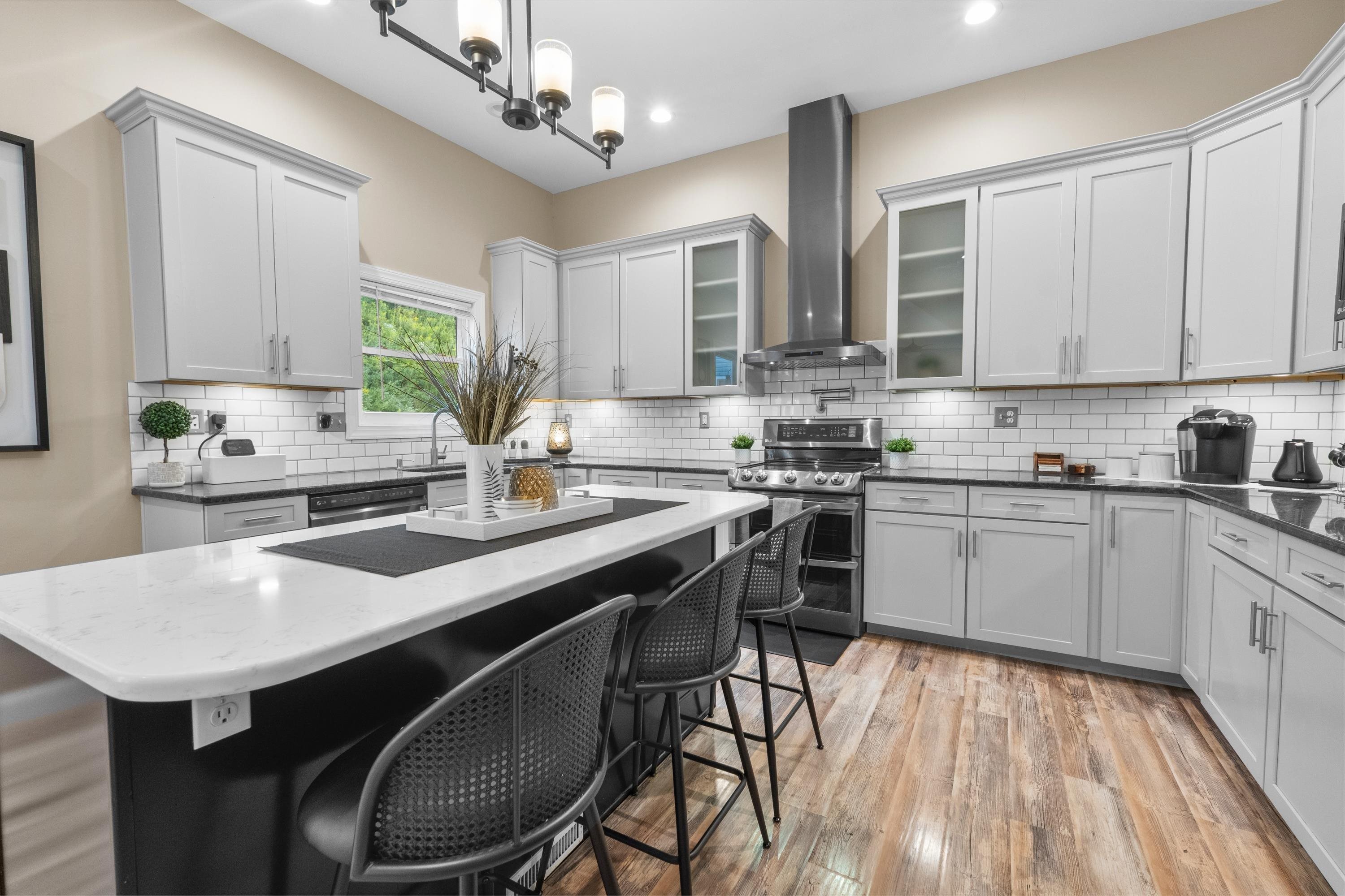 https://zimg.paragon.ice.com/ParagonImages/Property/PH/AABRKY/60387/11/0/0/2b3aed55bce2b9079ef440c78c0b6871/0/f09db857e57813e1e846d170a17a70ef/60387-6abb0f76-6d0a-4521-83b8-bf61eb844a09.JPG