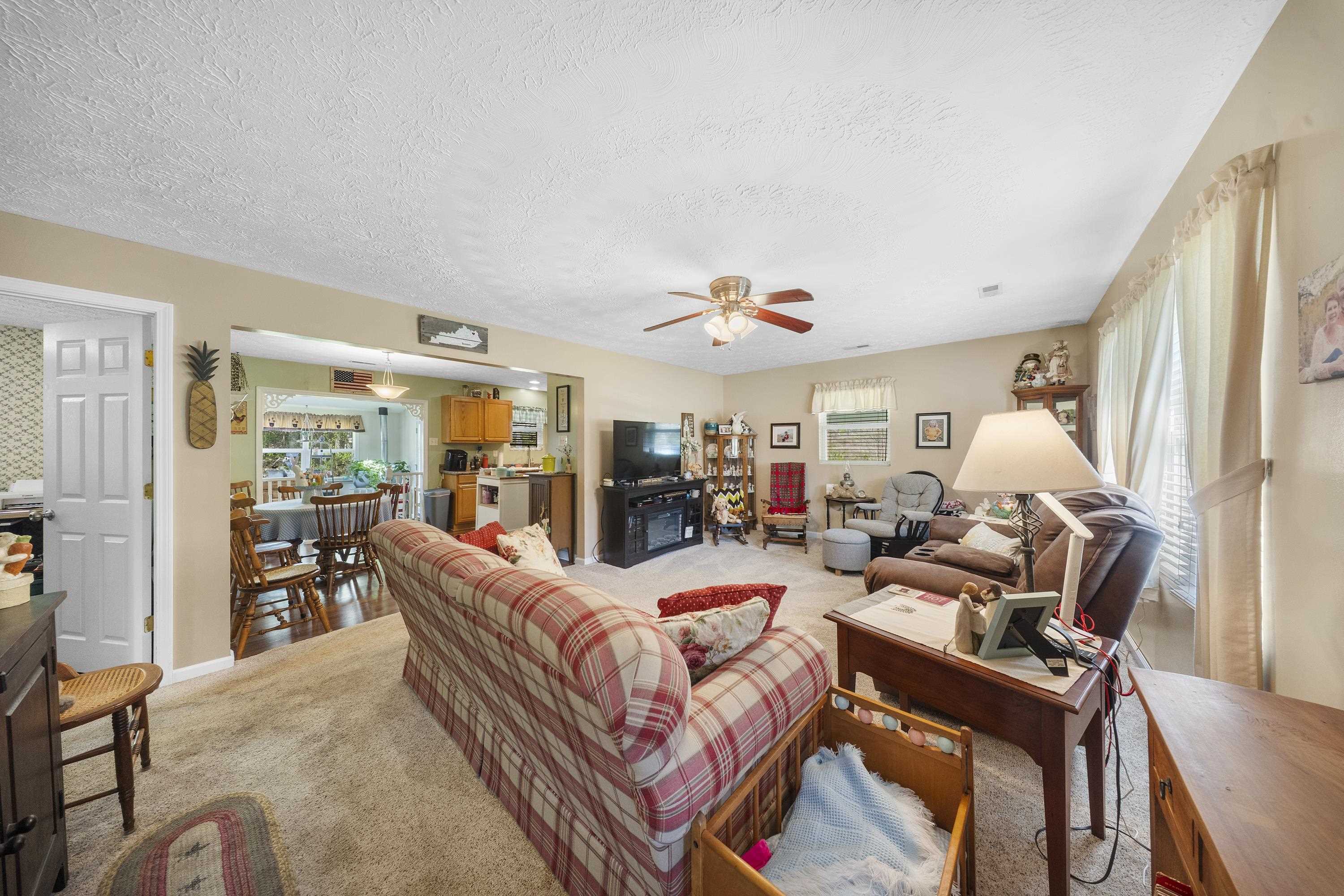 https://zimg.paragon.ice.com/ParagonImages/Property/PH/AABRKY/60405/4/0/0/7fe653a3338f7629fcd5b16ac1c209c8/0/7bb24a550932158a04b2ca7c545eaf94/60405-1b31872b-b373-48c8-8cca-e3b13fc155e8.JPG