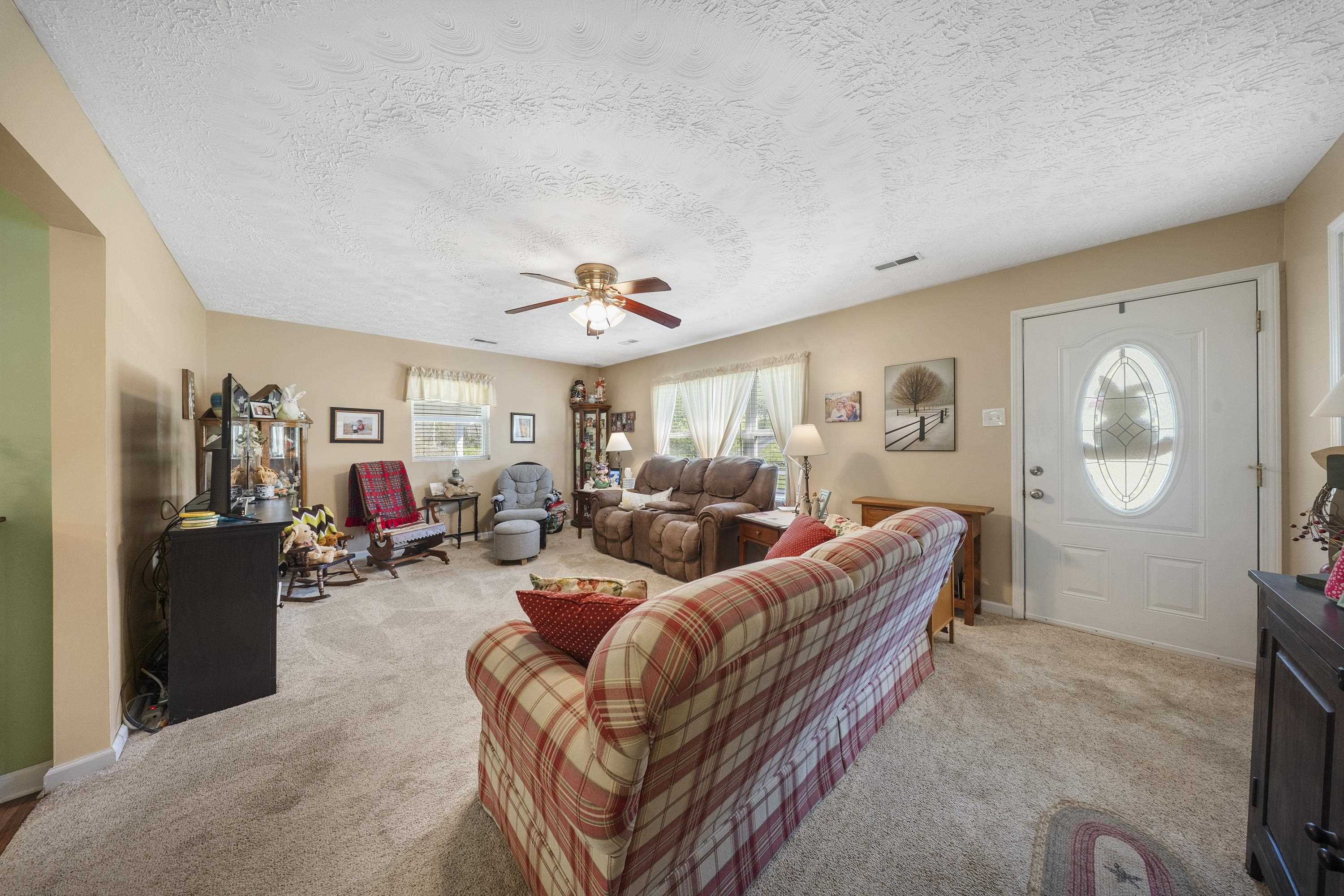 https://zimg.paragon.ice.com/ParagonImages/Property/PH/AABRKY/60405/5/0/0/68b464a8ed06f4156db3365d31512041/0/7bb24a550932158a04b2ca7c545eaf94/60405-d46eb898-a188-4202-829a-a33623882258.JPG