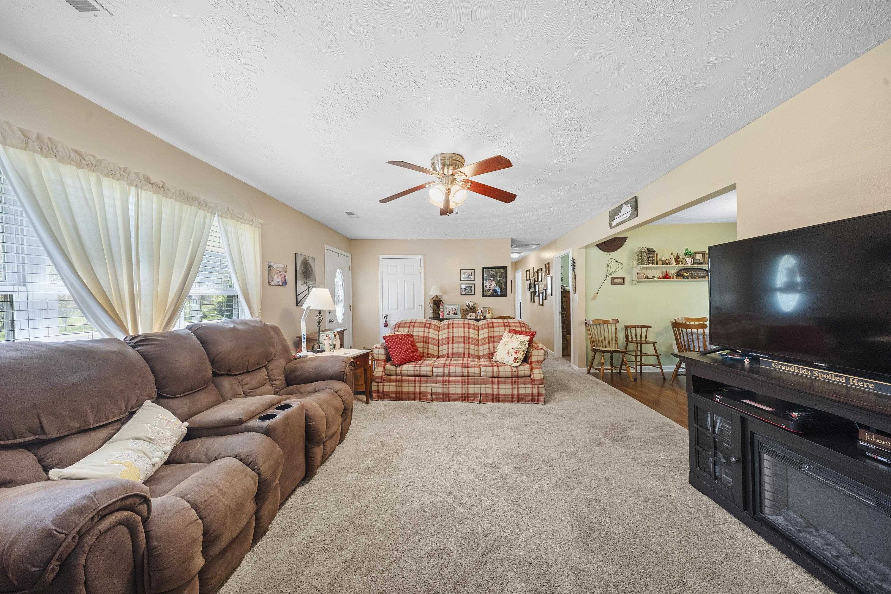 https://zimg.paragon.ice.com/ParagonImages/Property/PH/AABRKY/60405/6/0/0/64ba39b0ac8a526d572259cb4c0038b0/0/7bb24a550932158a04b2ca7c545eaf94/60405-29baa0eb-de90-4924-bf56-f0a7aebfa5f9.JPG
