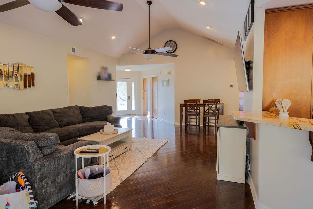 https://zimg.paragon.ice.com/ParagonImages/Property/PH/AABRKY/60419/4/0/0/6ee8a0fe6921a00f8fd2abdc213814a3/0/8e3ffb5fe0b864f3fe0a1333f61ed110/60419-83f99ef6-08c7-411e-9abb-d7f8924eb751.JPG