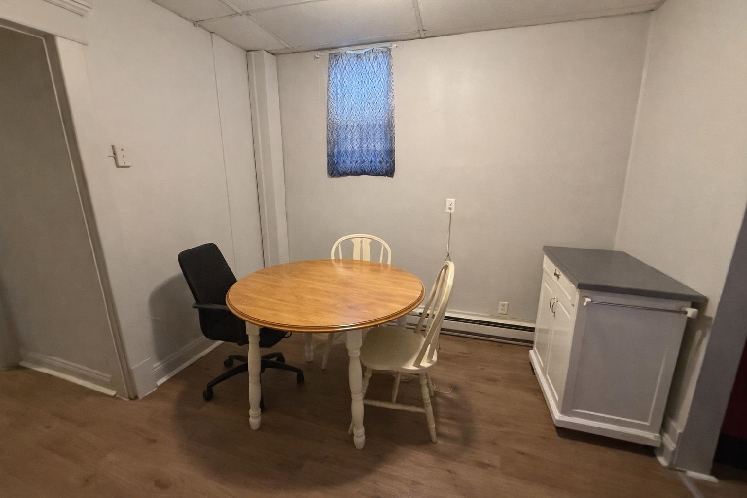 https://zimg.paragon.ice.com/ParagonImages/Property/PH/AABRKY/60425/5/0/0/9d8cef8578b760e5175c71685e681b68/0/3f606ea1a517eb4dc4afe4eb36dd2d76/60425-c66a22cc-97c3-44c1-853c-bb2af8fbd073.JPG