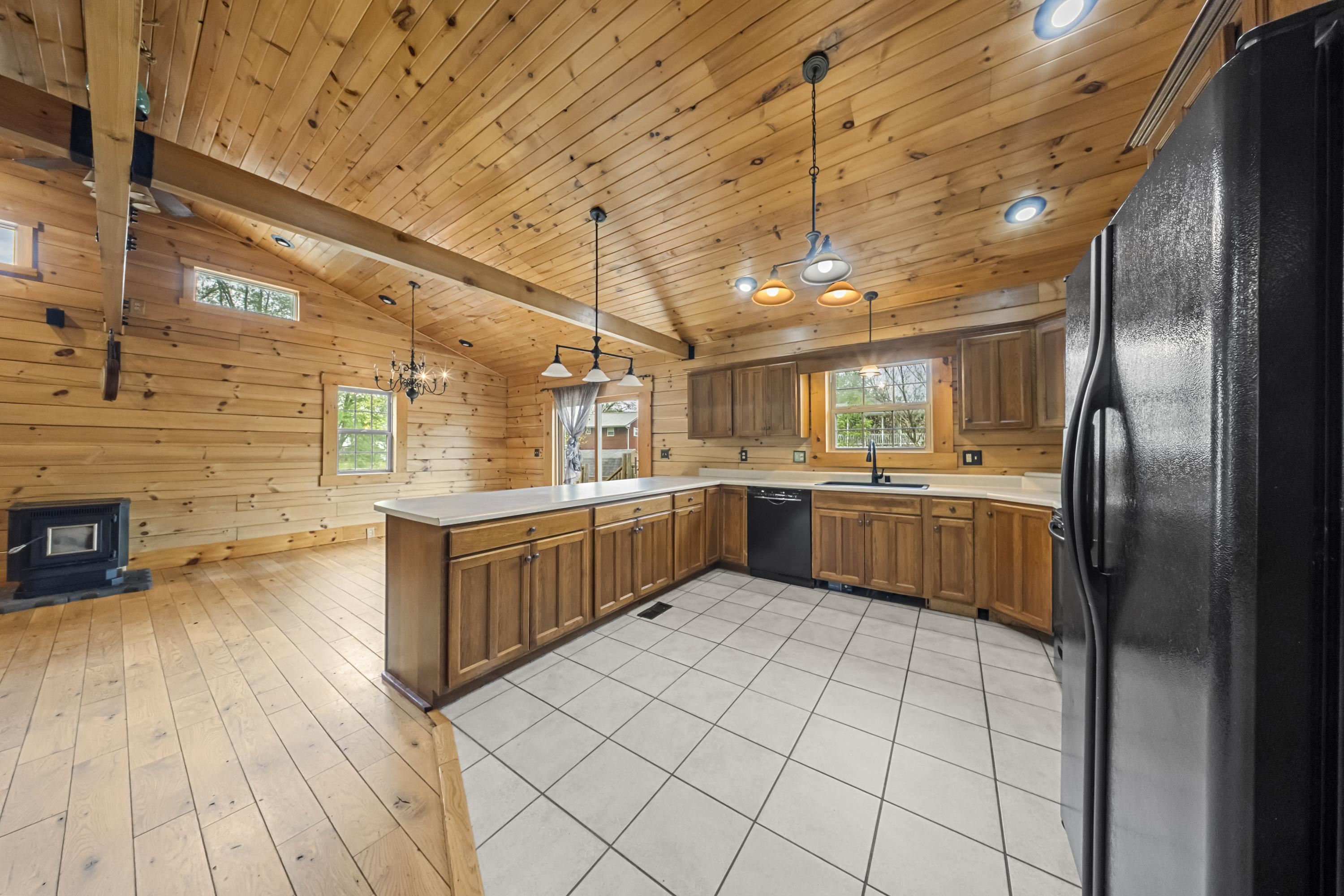 https://zimg.paragon.ice.com/ParagonImages/Property/PH/AABRKY/60450/9/0/0/90b9ed403b97a24627fda694ec004a2a/0/4564ad08d0564877ea216dada237b198/60450-05c928a8-0d68-45e3-ad7d-eb282cc2c42c.JPG