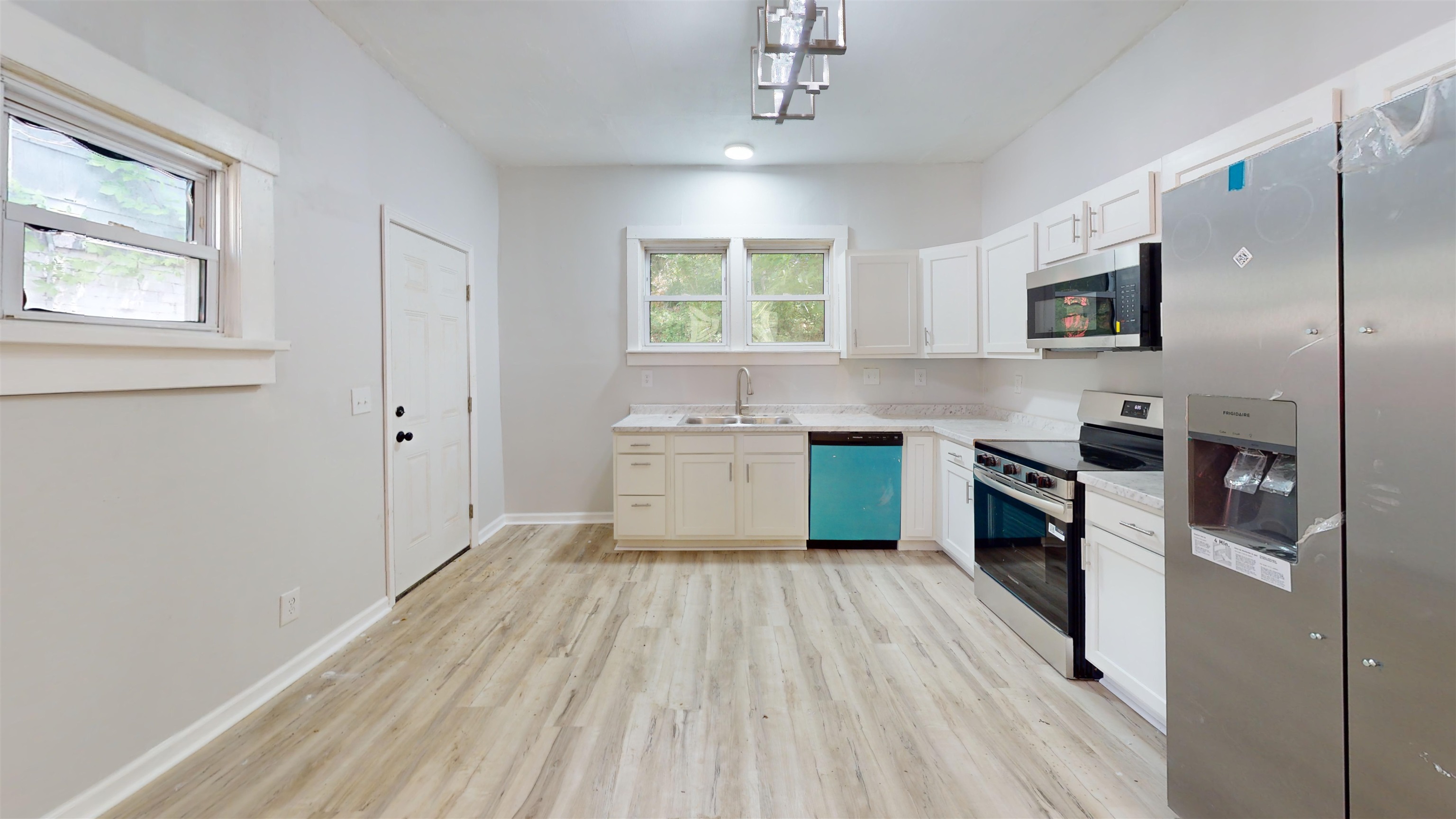 https://zimg.paragon.ice.com/ParagonImages/Property/PH/AABRKY/60528/7/0/0/51e15cbcf312f9ab155c491337491421/0/42e52370d3de62767d360328df4a466a/60528-9f935bbd-56b3-4737-bc99-83c33d7ece91.JPG