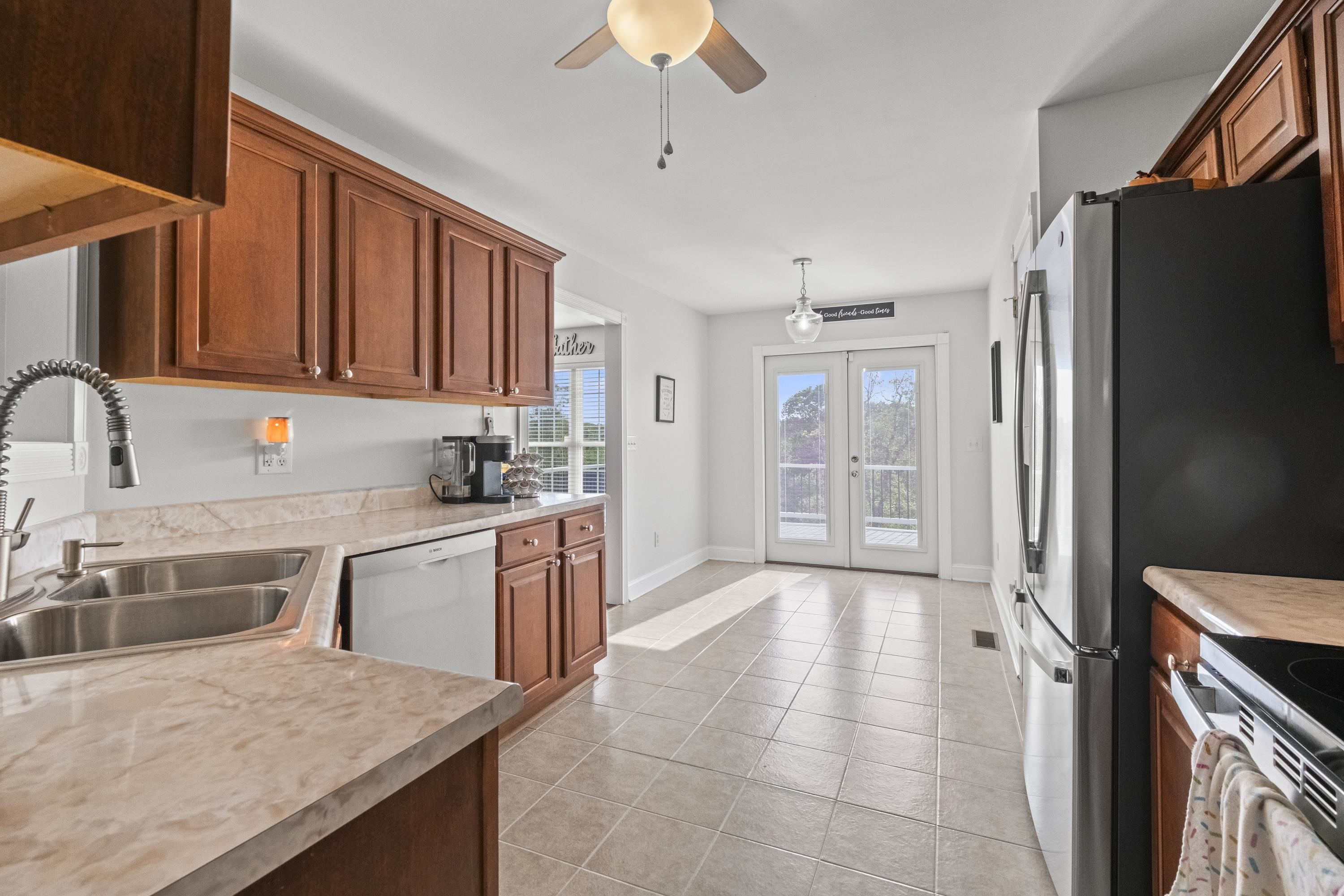 https://zimg.paragon.ice.com/ParagonImages/Property/PH/AABRKY/60557/11/0/0/9dec1824c2e3b8a15dee2b004969ef52/0/b82bea26433fc38afcd01fecc958d87c/60557-e10c1e81-1eff-4d58-8df1-538454e408a5.JPG