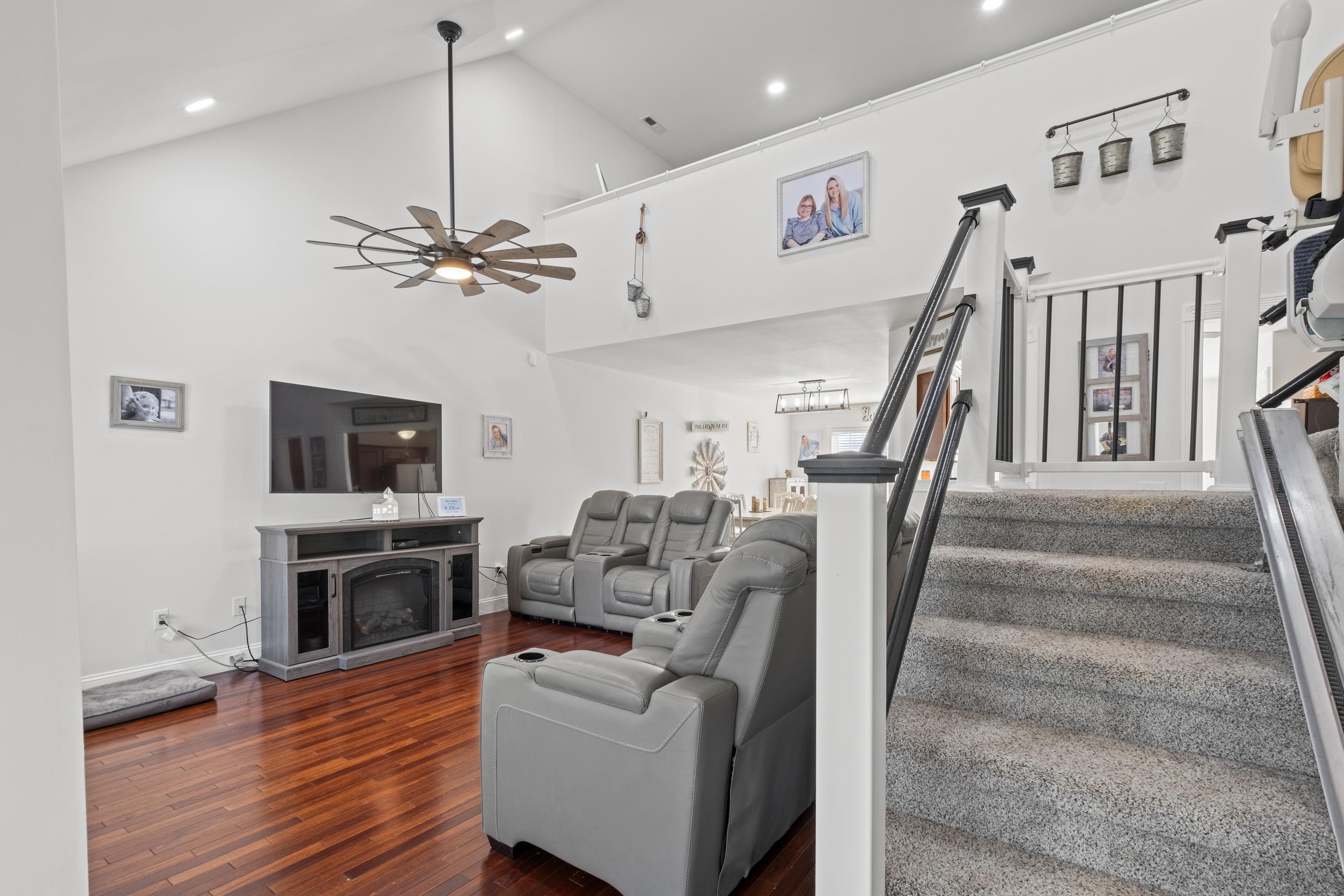 https://zimg.paragon.ice.com/ParagonImages/Property/PH/AABRKY/60557/4/0/0/dde5b786395f7405969fe6631eb5251b/0/b82bea26433fc38afcd01fecc958d87c/60557-ab926e82-d356-4e1c-b597-279e6bd73002.JPG