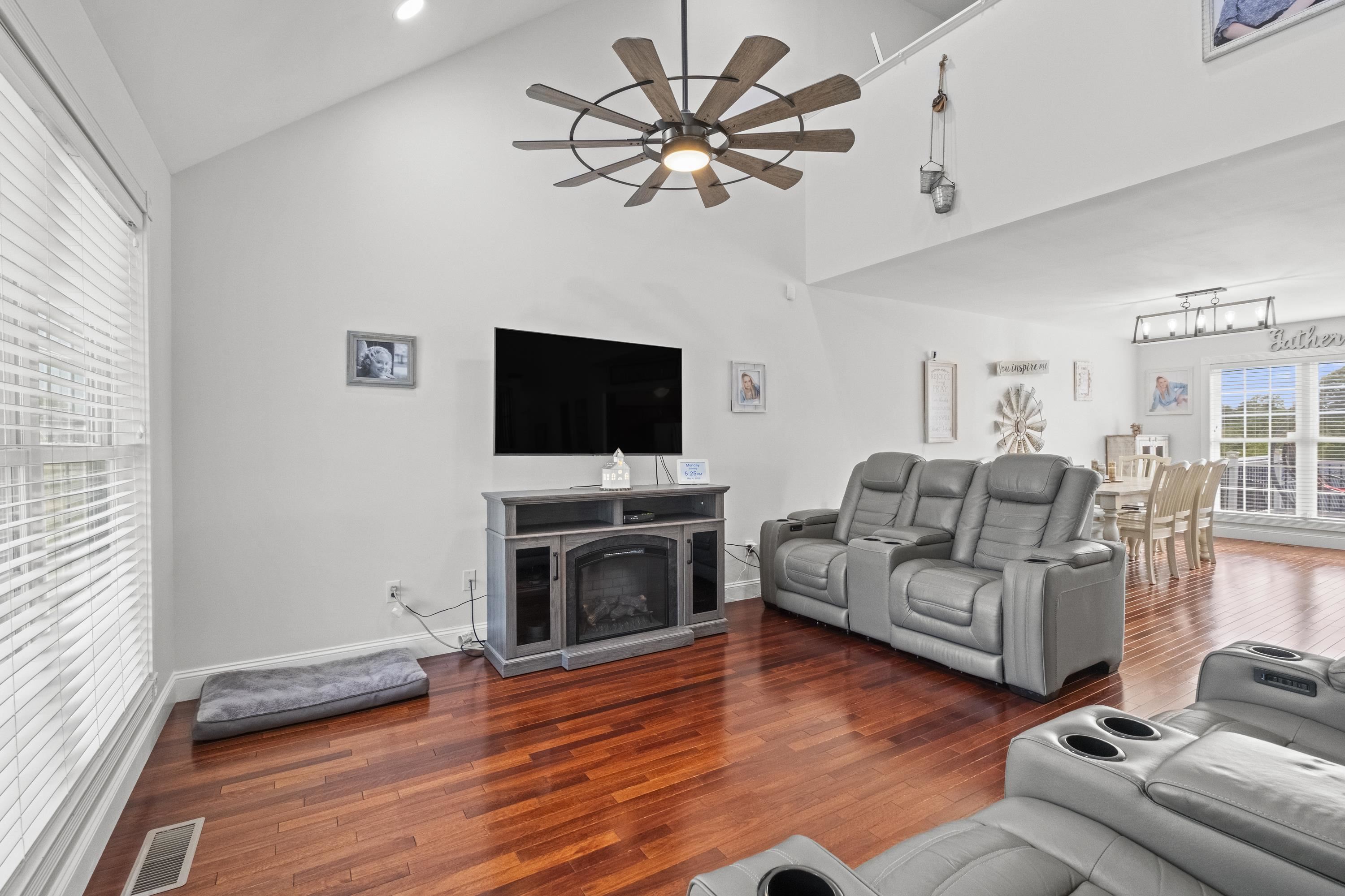 https://zimg.paragon.ice.com/ParagonImages/Property/PH/AABRKY/60557/5/0/0/86956757f5b57f28c90c2f9fb62c70a1/0/b82bea26433fc38afcd01fecc958d87c/60557-2c14b837-2619-47ba-82f5-1f37b7da0f56.JPG