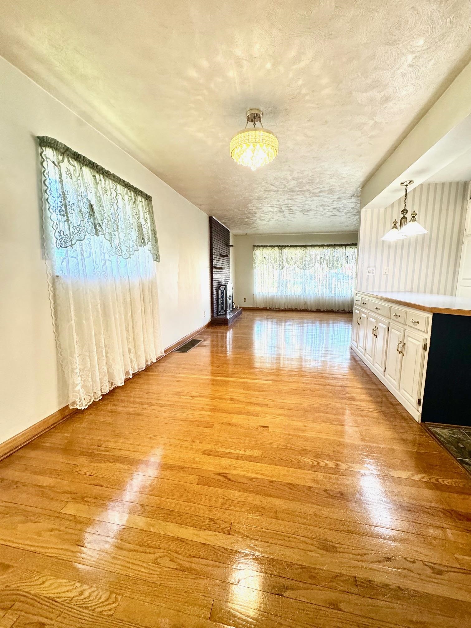 https://zimg.paragon.ice.com/ParagonImages/Property/PH/AABRKY/60568/5/0/0/7cf5dfd2e0e41113acc53e3641e4fa0e/0/45ab72360f819a281c4aea334fdd7c63/60568-ced584b5-b652-4939-a562-3a69318d49d1.JPG
