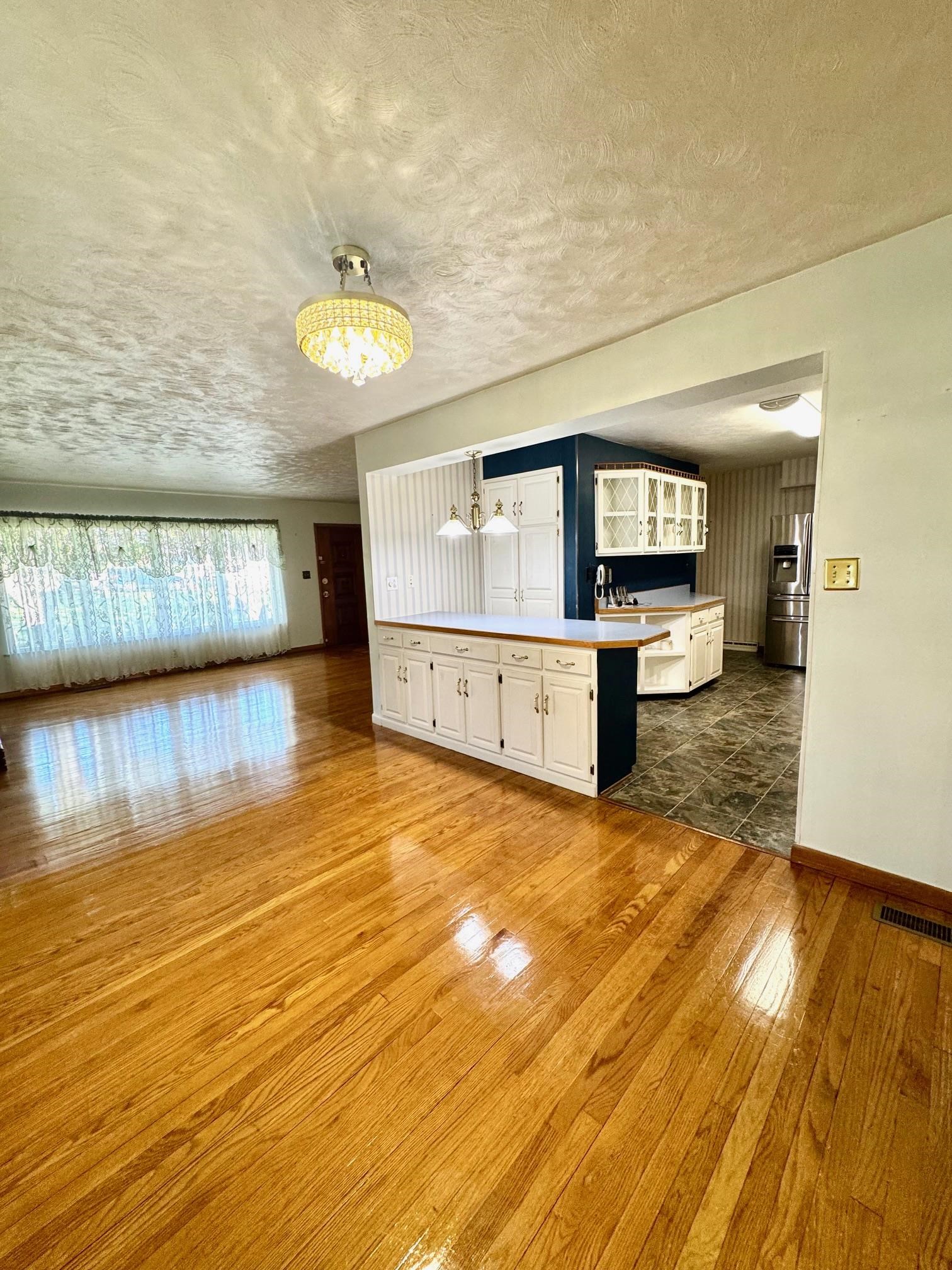 https://zimg.paragon.ice.com/ParagonImages/Property/PH/AABRKY/60568/6/0/0/ba5ae07bf09fdcdb13407d6d15b70293/0/45ab72360f819a281c4aea334fdd7c63/60568-b1cd6f81-3159-4241-b97e-ab92e2b013e3.JPG