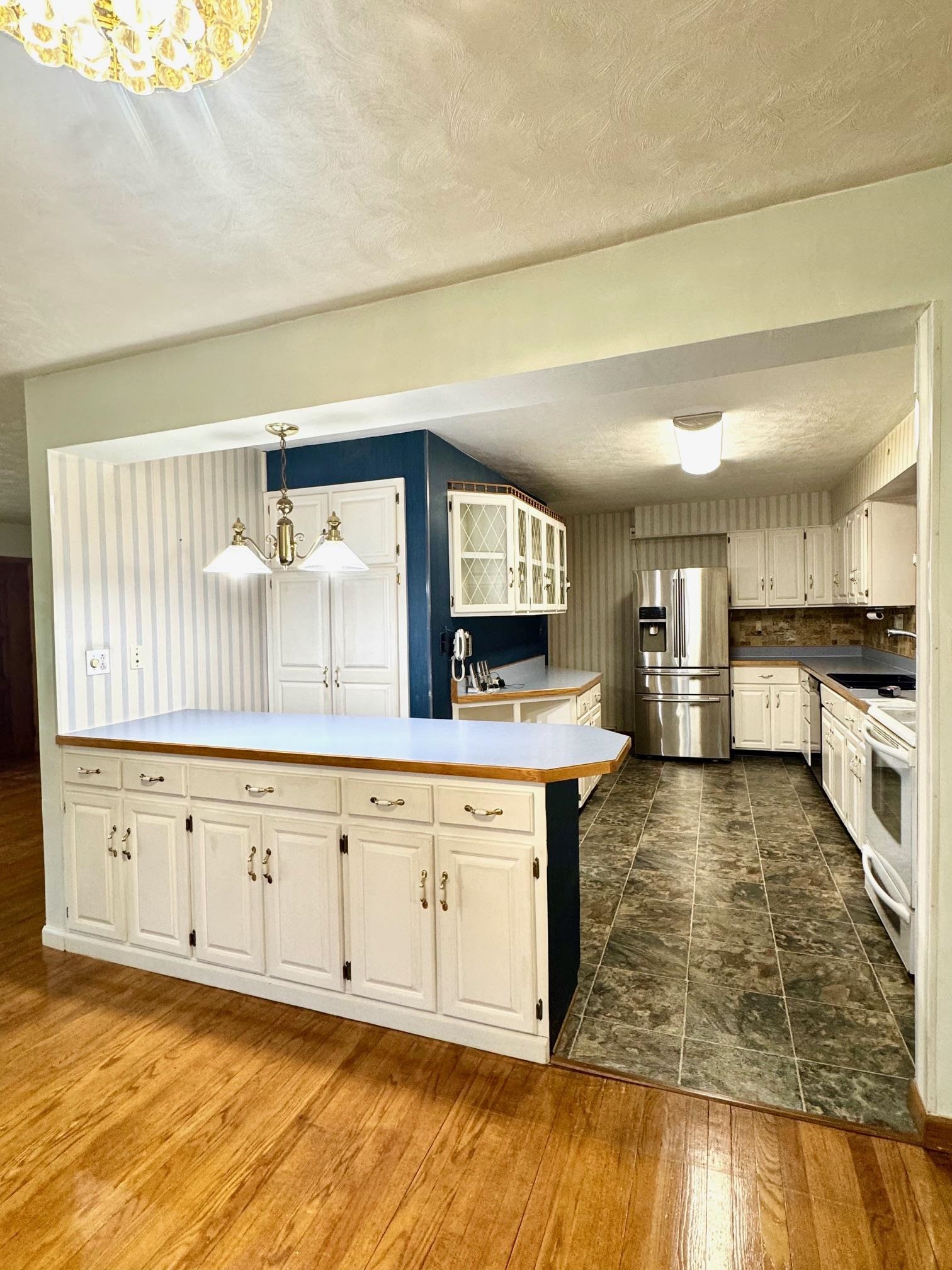 https://zimg.paragon.ice.com/ParagonImages/Property/PH/AABRKY/60568/7/0/0/ca915cf34a59fda80b6f433c7200fa89/0/45ab72360f819a281c4aea334fdd7c63/60568-f3dbe1e0-cd34-4c5a-8873-10169fcc2390.JPG