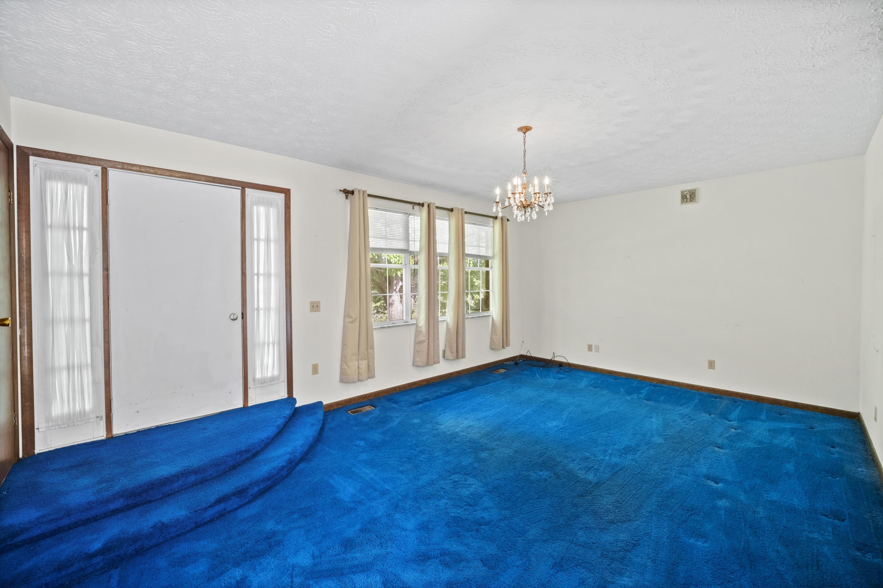 https://zimg.paragon.ice.com/ParagonImages/Property/PH/AABRKY/60597/9/0/0/b7c9332c1ba5f6b2216d9a1b7b990085/0/dcaf71b39d49da85d8e991cf0c5d81c5/60597-5700aa43-4e2a-47bd-93a8-b31a0fc8b2f2.JPG