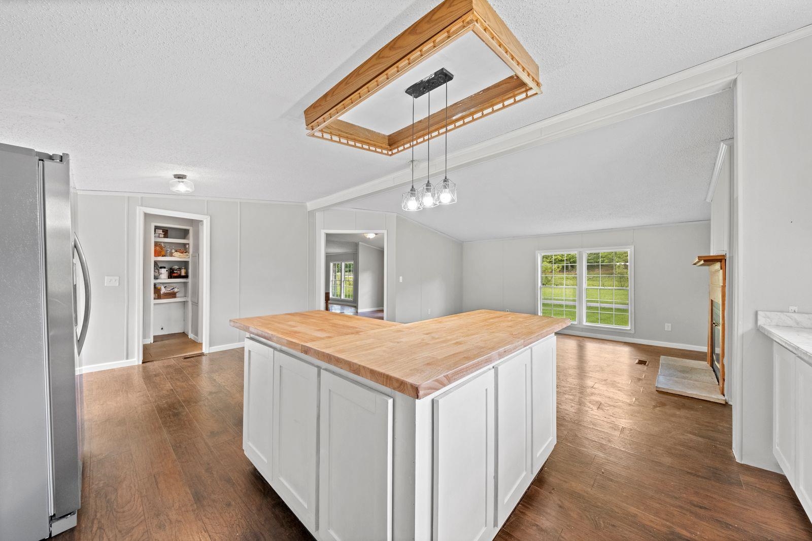 https://zimg.paragon.ice.com/ParagonImages/Property/PH/AABRKY/60602/10/0/0/9c26e14154eb9550679e1e33618c503c/0/452056d0cd529124ea75e6256efa4882/60602-66f5a455-9f35-4104-bc2c-52c2b1b41227.JPG
