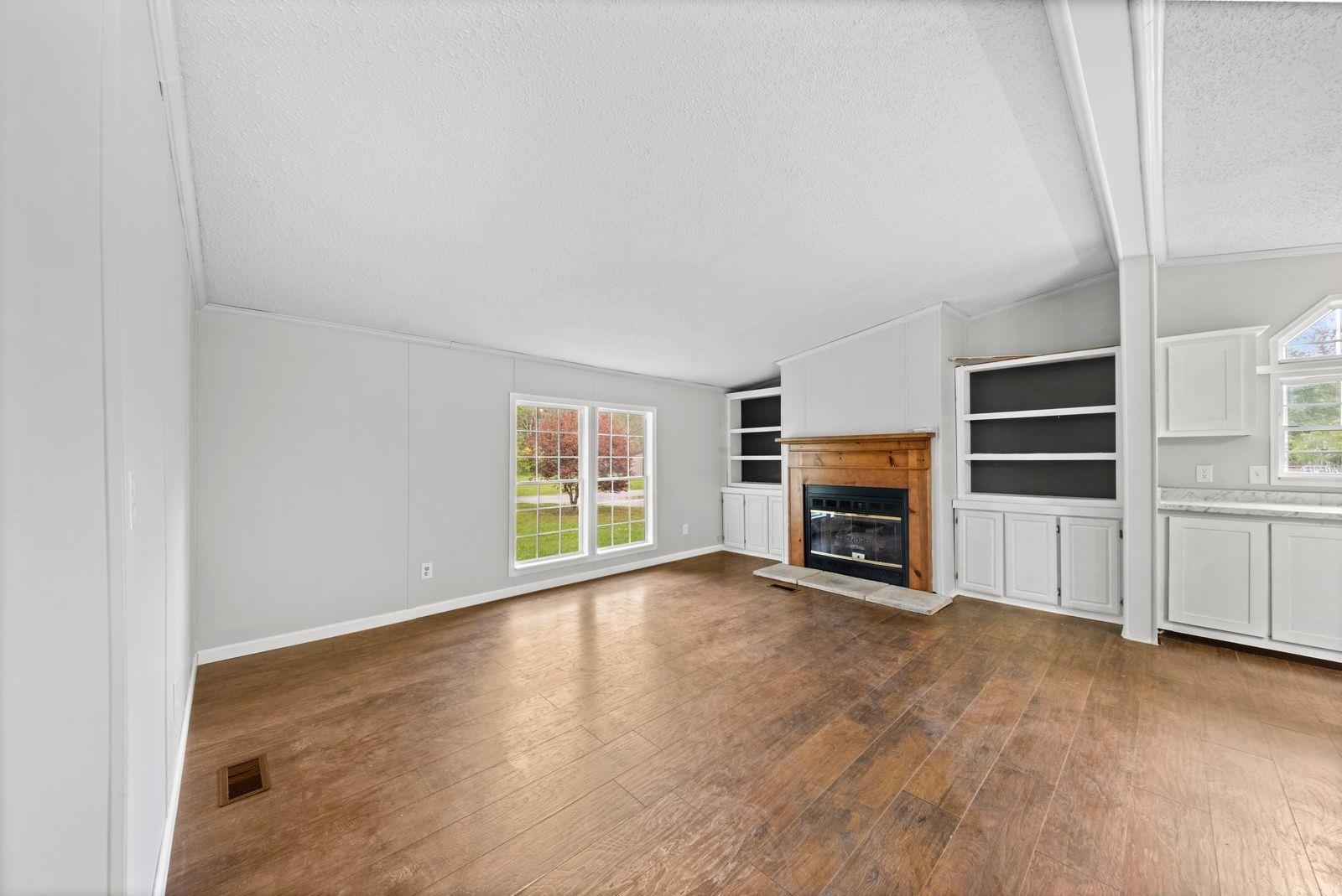https://zimg.paragon.ice.com/ParagonImages/Property/PH/AABRKY/60602/11/0/0/54bcb58e61a5cb2c32a61726bef28ebf/0/452056d0cd529124ea75e6256efa4882/60602-9f233525-3718-4146-93be-1fe421cccce6.JPG
