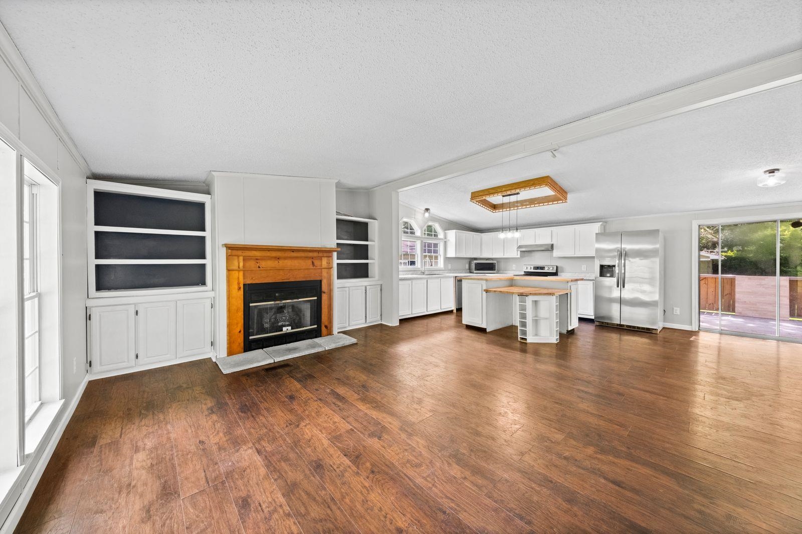 https://zimg.paragon.ice.com/ParagonImages/Property/PH/AABRKY/60602/12/0/0/541898cd3eabba2e07d44744f3caf5f9/0/452056d0cd529124ea75e6256efa4882/60602-1008baf8-f32e-496c-8e0d-64e5ed6e1079.JPG