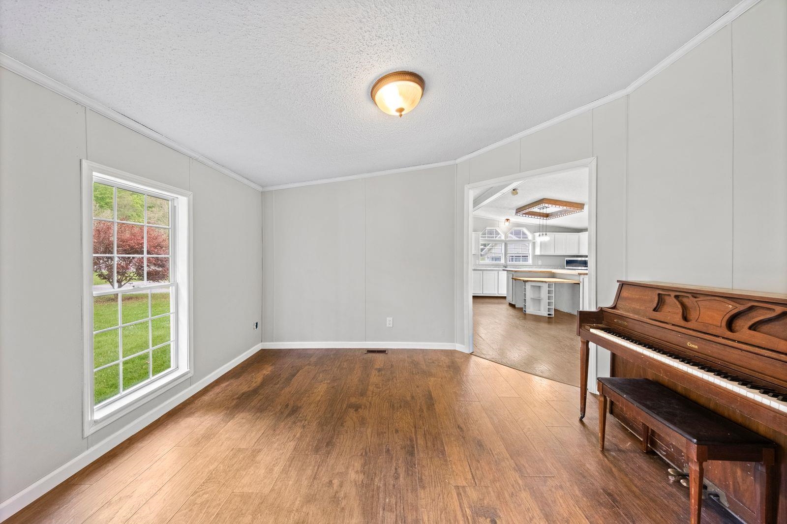 https://zimg.paragon.ice.com/ParagonImages/Property/PH/AABRKY/60602/13/0/0/100b0ea63ec1ae474f15f0909fced023/0/452056d0cd529124ea75e6256efa4882/60602-9cc45a04-b8d5-45f9-8edc-6cb08549daeb.JPG