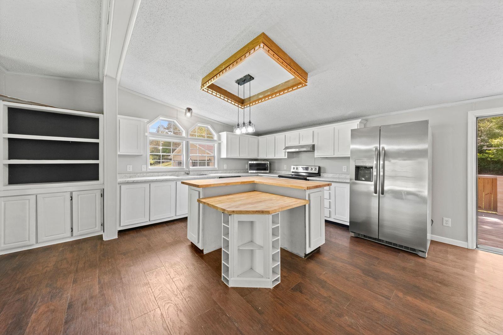 https://zimg.paragon.ice.com/ParagonImages/Property/PH/AABRKY/60602/4/0/0/141f69208d9693caad6b64b3295ba832/0/452056d0cd529124ea75e6256efa4882/60602-ea153557-e354-4538-a5bc-8c5f401ff972.JPG