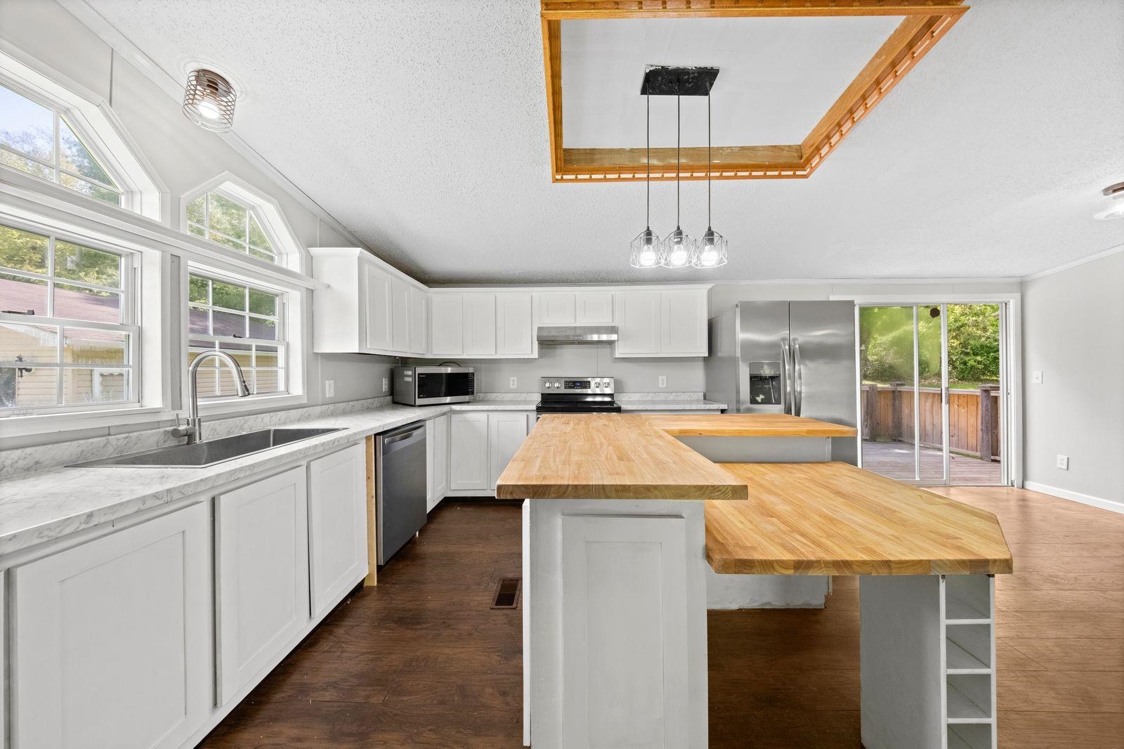 https://zimg.paragon.ice.com/ParagonImages/Property/PH/AABRKY/60602/5/0/0/d1422115e3537f3e29e43855d64006ab/0/452056d0cd529124ea75e6256efa4882/60602-9d07e3ce-0b9b-4af7-b0ed-ad0fe706a5fe.JPG
