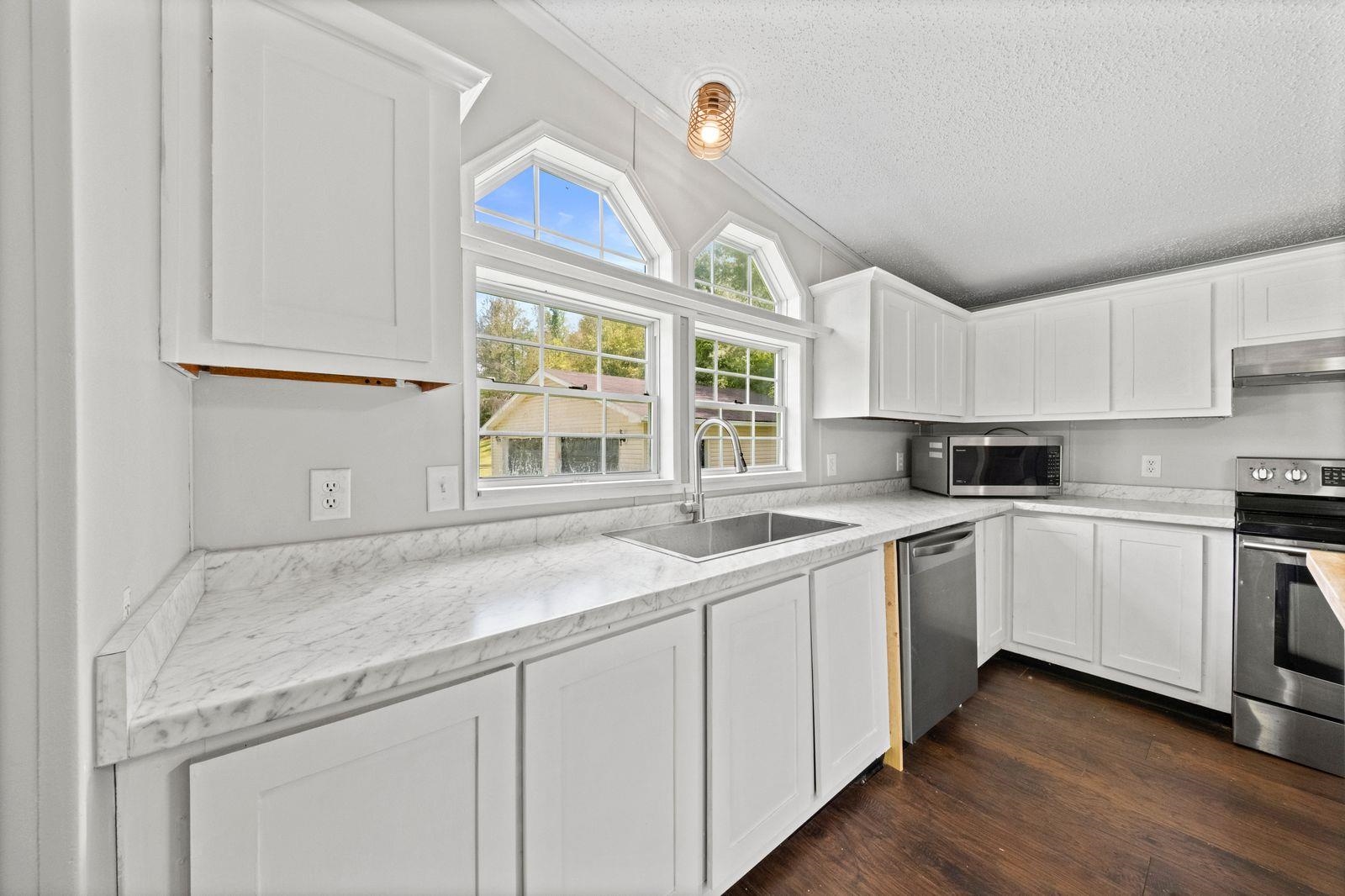 https://zimg.paragon.ice.com/ParagonImages/Property/PH/AABRKY/60602/6/0/0/932eb522f57670b55f8c21fce748ab64/0/452056d0cd529124ea75e6256efa4882/60602-843ab312-7916-441c-b29a-1eba162dc5f7.JPG